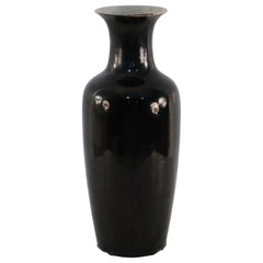 Vaso cinese alto di porcellana smaltata nera