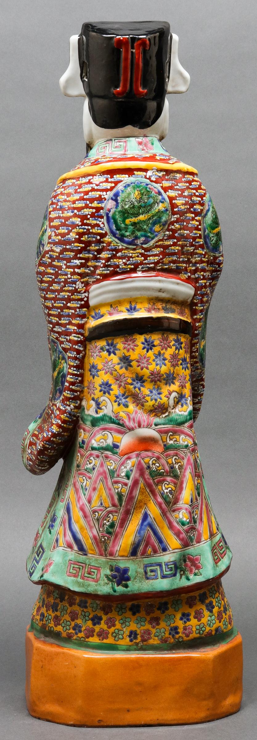 Chinesische chinesische hohe polychrom glasierte unsterbliche Lu-Figur aus Keramik (Chinesischer Export) im Angebot