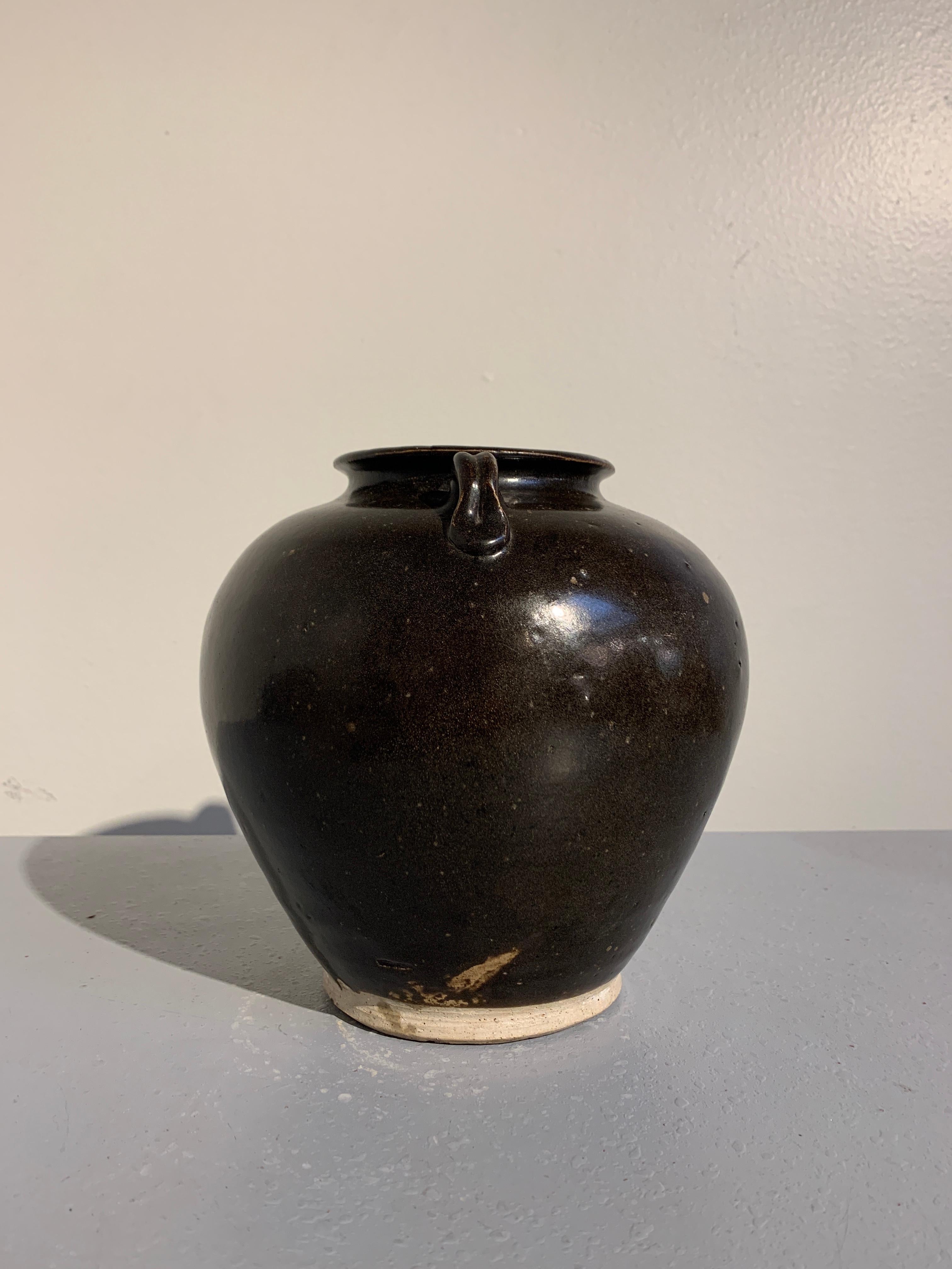 Chinese Tang Dynasty Brown Glazed Jar with Lug Handles, 9th-10th Century In Good Condition For Sale In Austin, TX