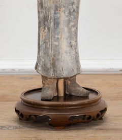 Figura de terracota de un funcionario de la corte de la Tang Dynasty china, 618-907 d. C.