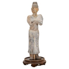 Figura de terracota de un funcionario de la corte de la Tang Dynasty china, 618-907 d. C.