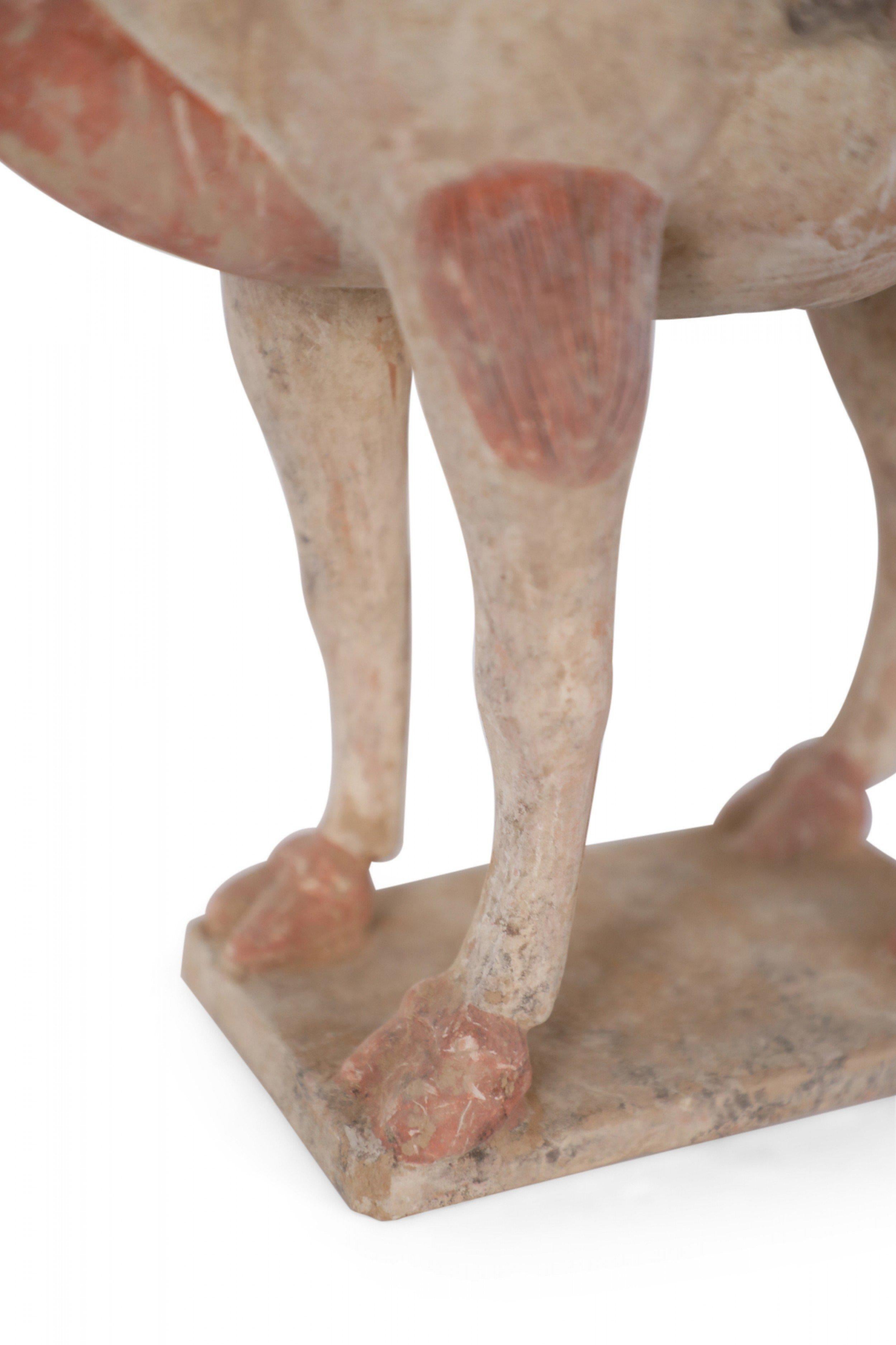 Figura di tomba in terracotta di cammello bactriano in stile Tang Dynasty cinese in vendita 6