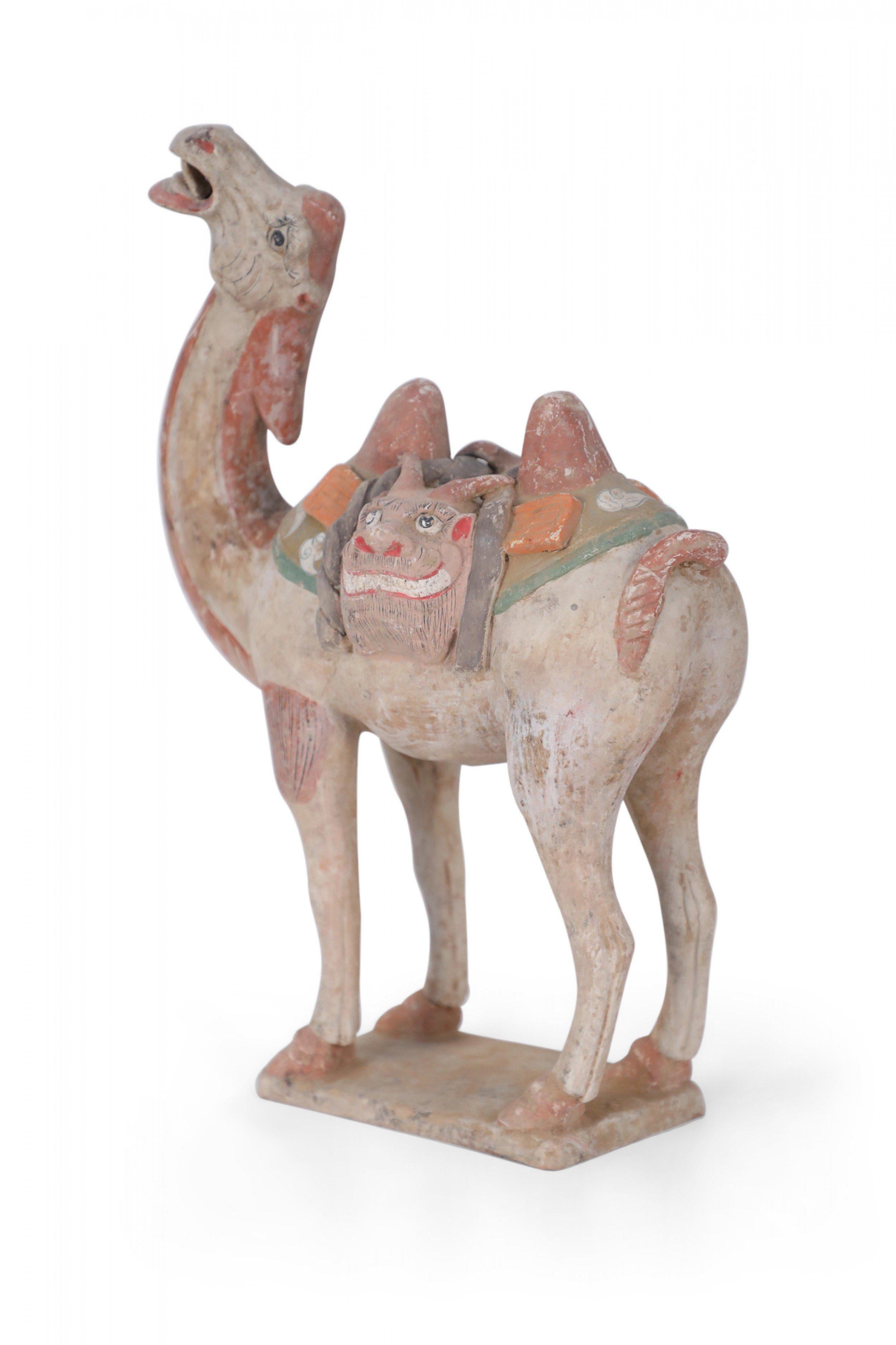 Esportazione cinese Figura di tomba in terracotta di cammello bactriano in stile Tang Dynasty cinese in vendita