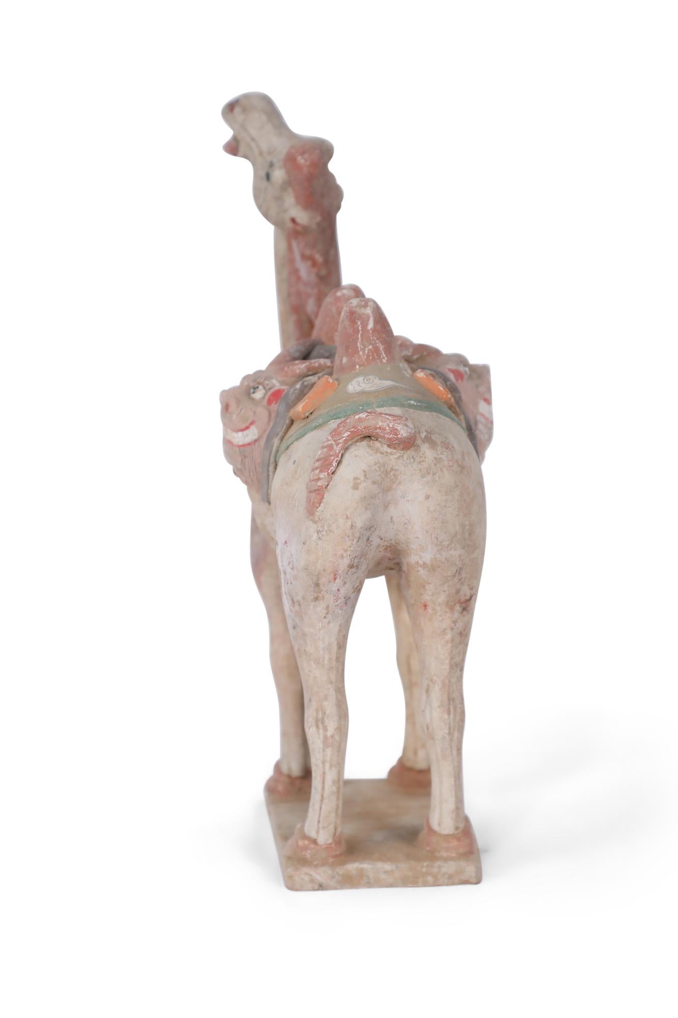 Figura di tomba in terracotta di cammello bactriano in stile Tang Dynasty cinese In condizioni buone in vendita a Queens, NY