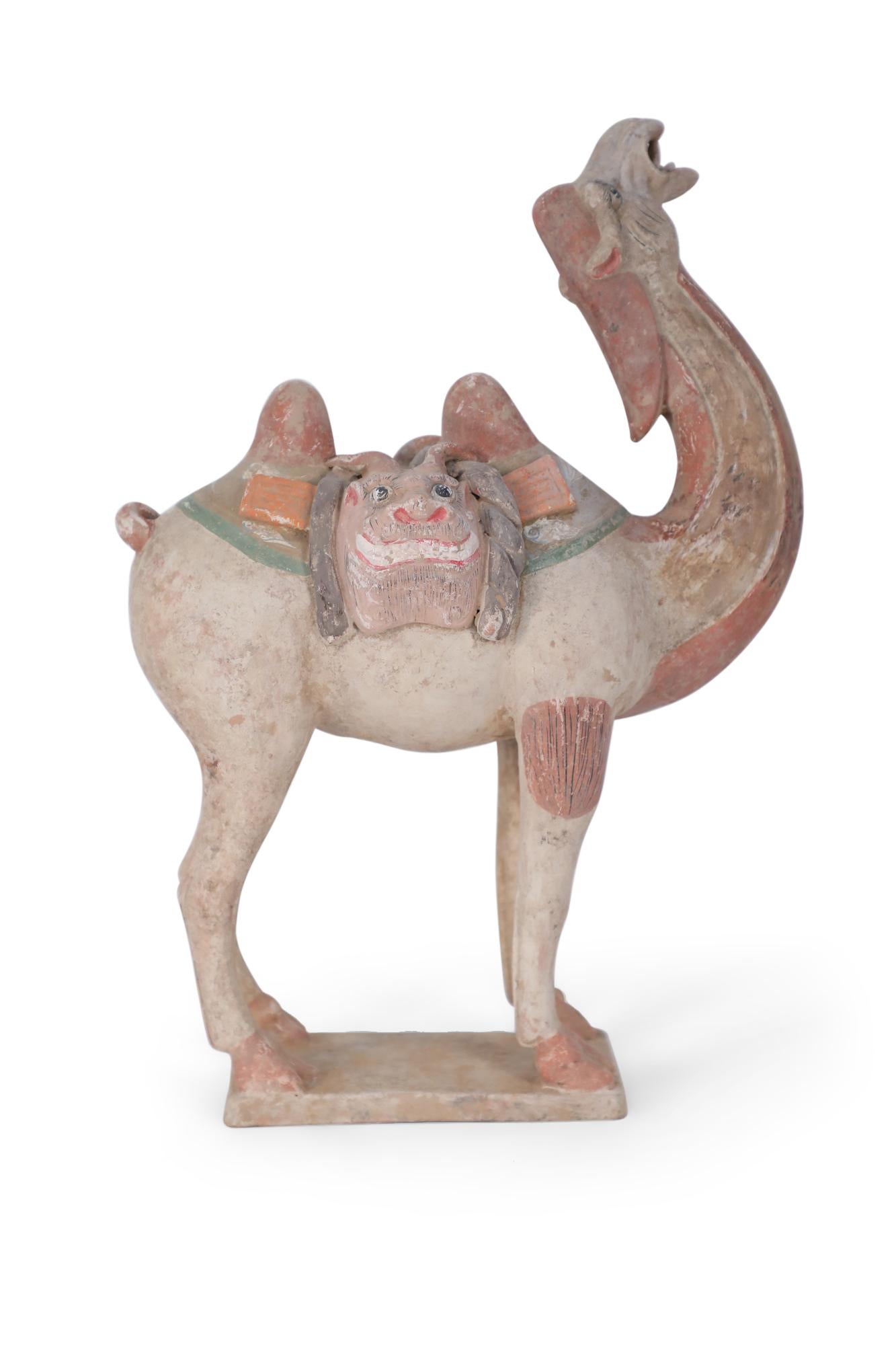 Terracotta Figura di tomba in terracotta di cammello bactriano in stile Tang Dynasty cinese in vendita