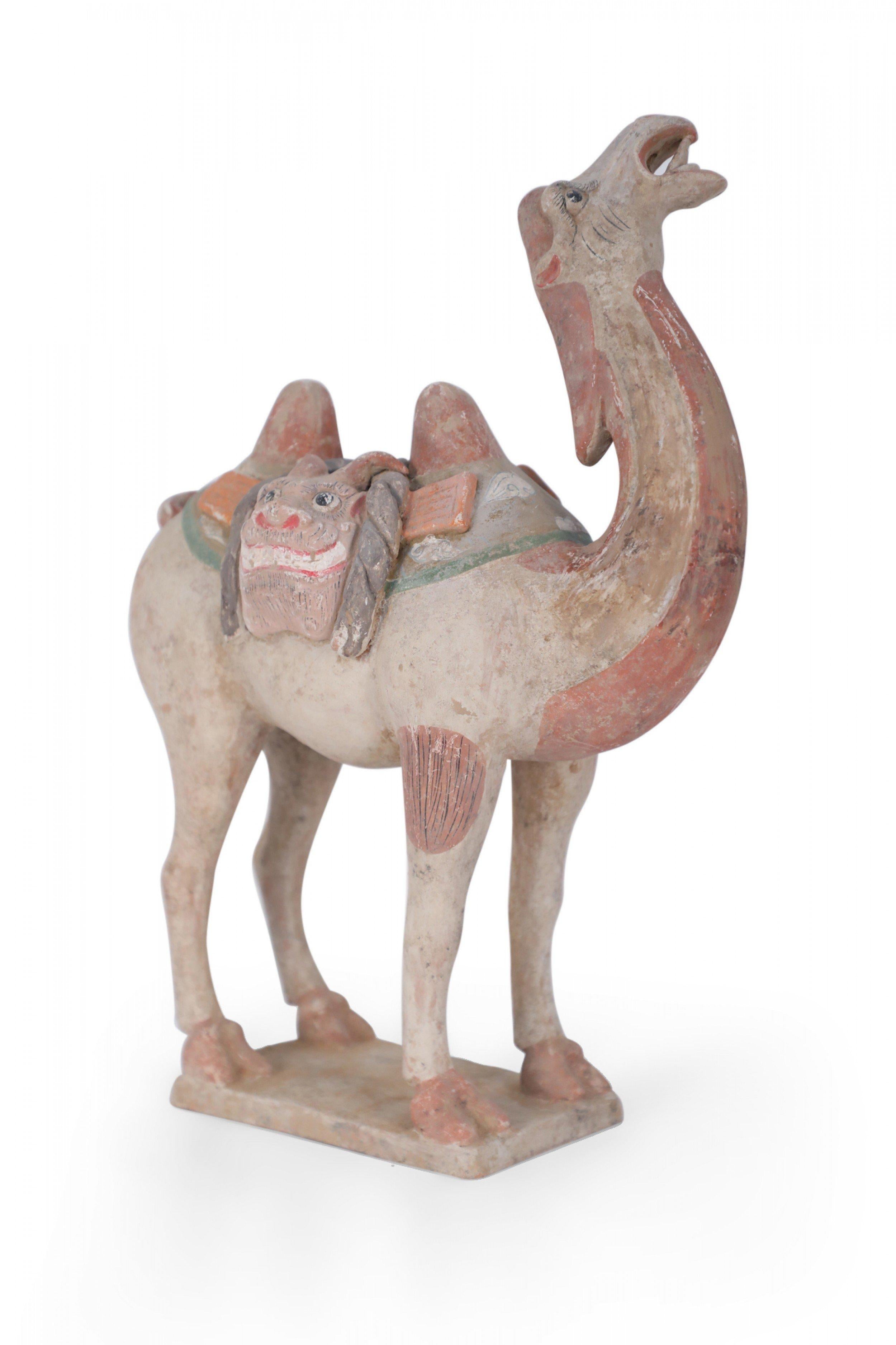 Figura di tomba in terracotta di cammello bactriano in stile Tang Dynasty cinese in vendita 1