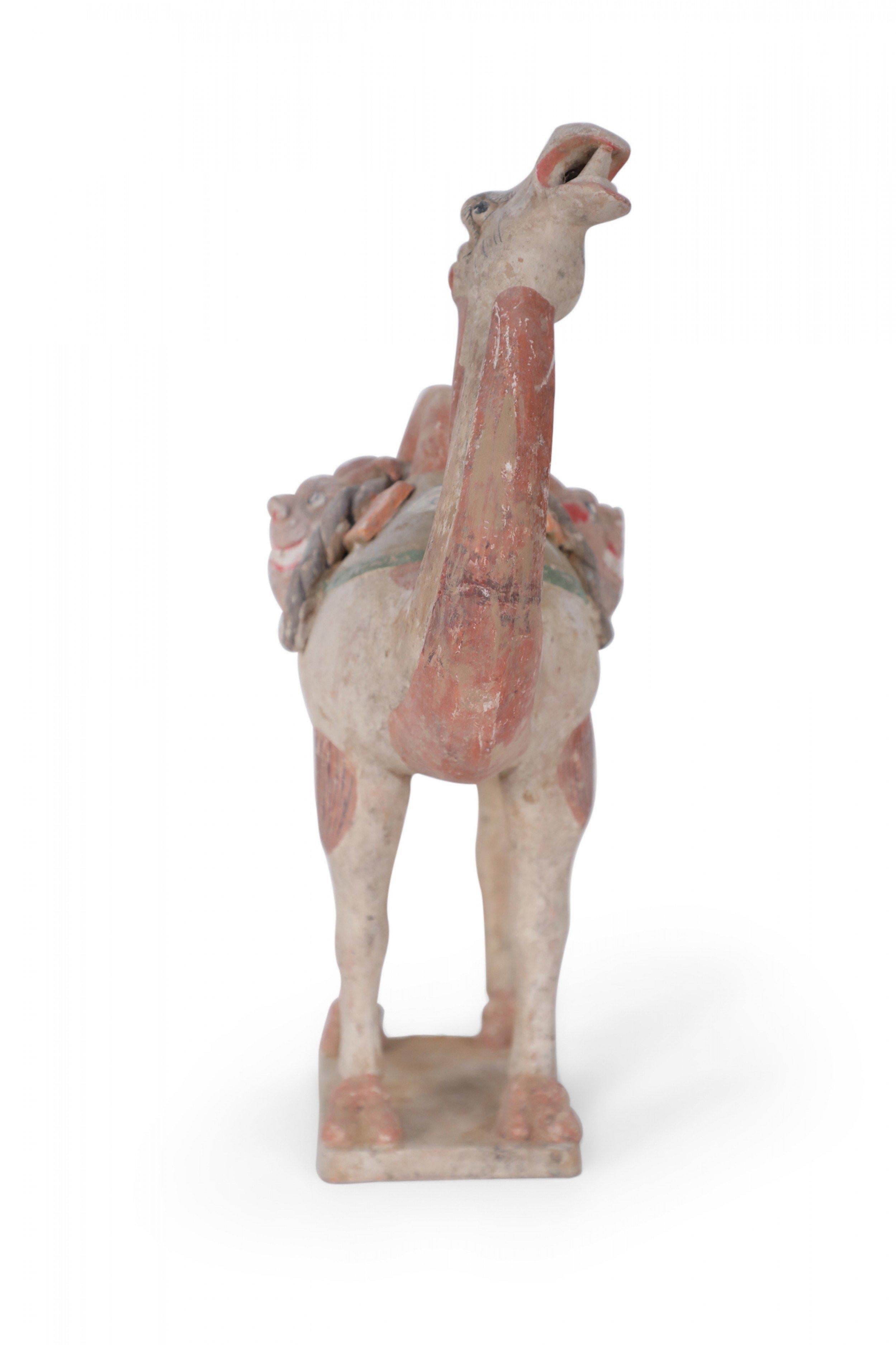 Figura di tomba in terracotta di cammello bactriano in stile Tang Dynasty cinese in vendita 2