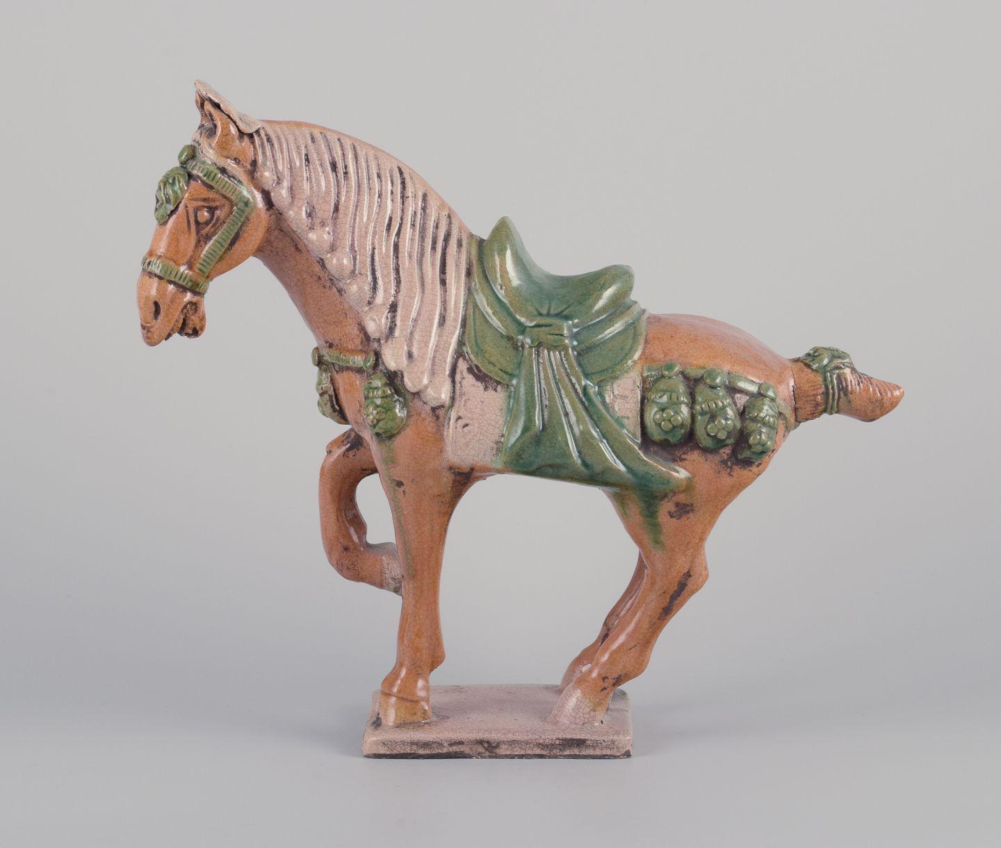 Les produits d'occasion sont exonérés de droits d'importation pour les clients américains. 
Par conséquent, aucun droit d'importation ne s'appliquera à votre achat.

Cheval chinois de style dynastie Tang en céramique.
Émaillé à la main dans des tons