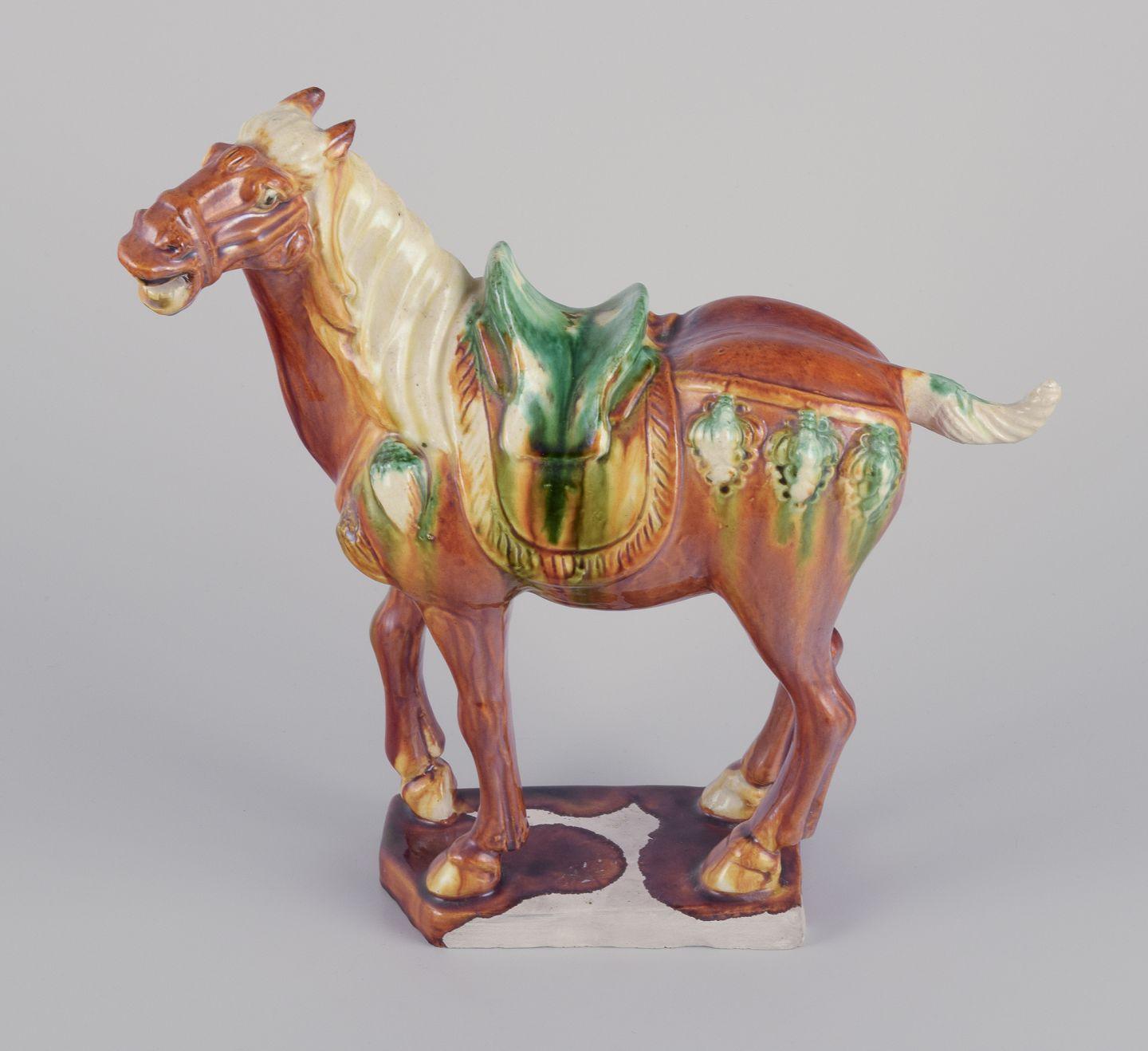 Les produits d'occasion sont exonérés de droits d'importation pour les clients américains. 
Par conséquent, aucun droit d'importation ne s'appliquera à votre achat.

Cheval chinois de style dynastie Tang en céramique.
Émaillé à la main dans des tons