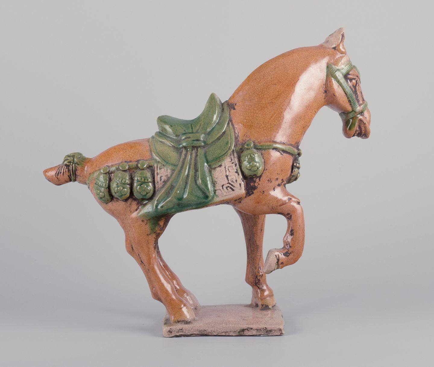 Chinois Cheval chinois de style dynastie Tang en céramique. Greene & Greene dans les tons bruns et verts. en vente