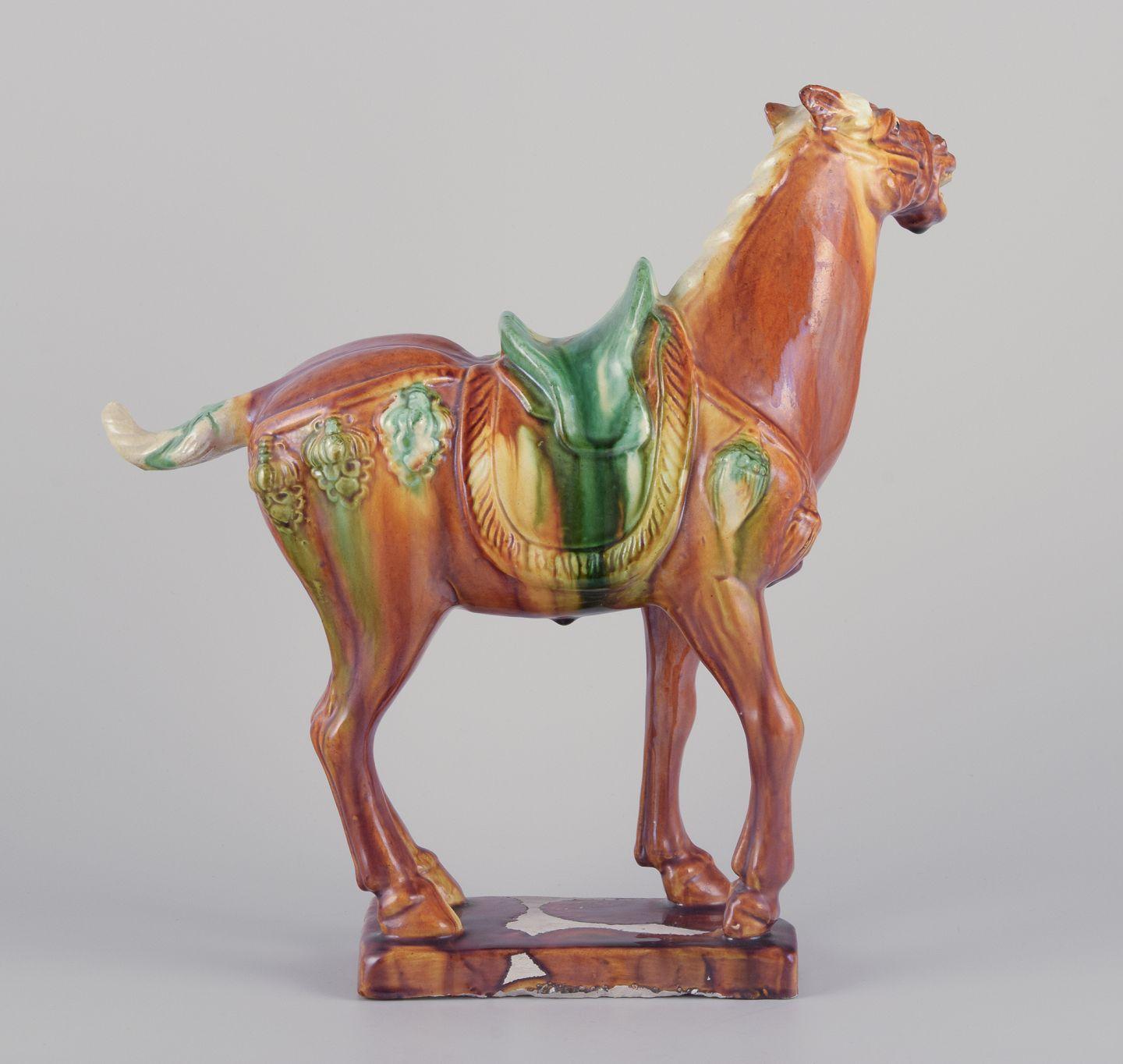 Chinois Cheval chinois de style dynastie Tang en céramique. Greene & Greene dans les tons bruns et verts. en vente