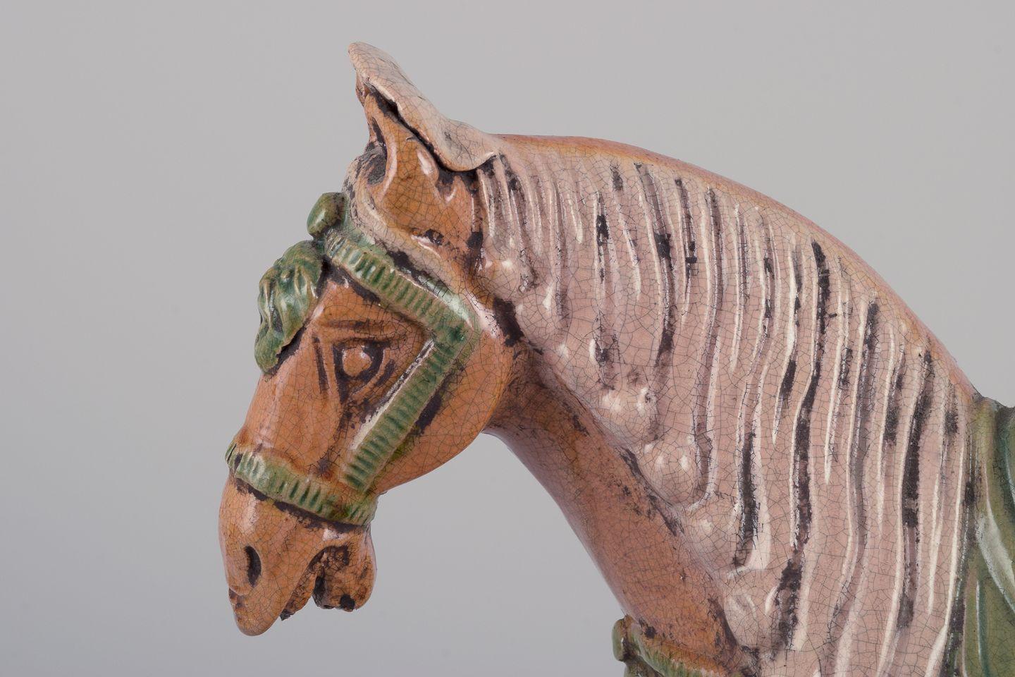 Vernissé Cheval chinois de style dynastie Tang en céramique. Greene & Greene dans les tons bruns et verts. en vente
