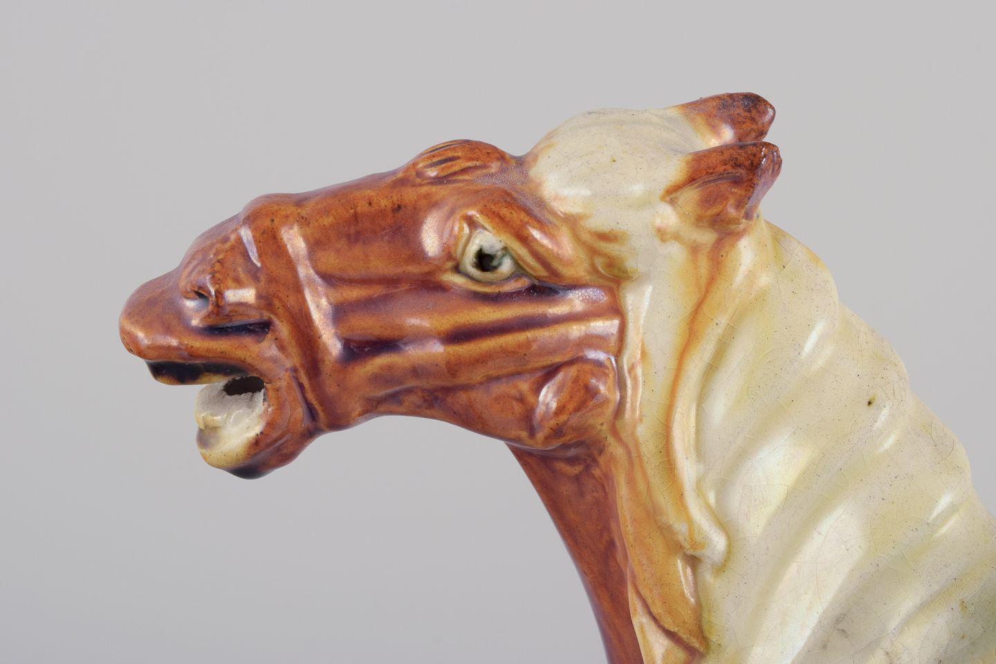 Vernissé Cheval chinois de style dynastie Tang en céramique. Greene & Greene dans les tons bruns et verts. en vente