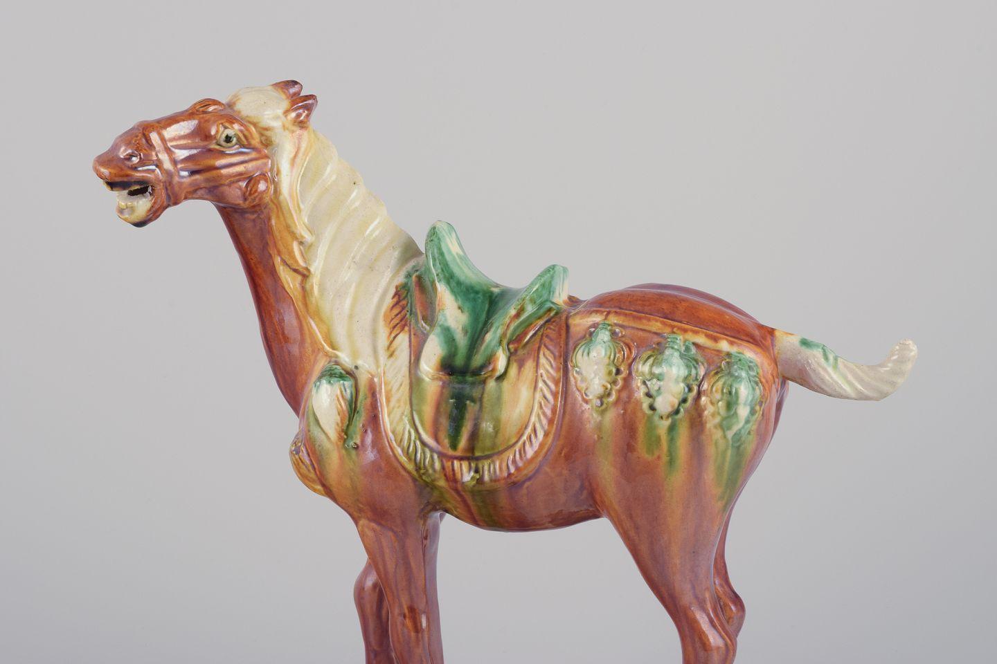 Cheval chinois de style dynastie Tang en céramique. Greene & Greene dans les tons bruns et verts. Excellent état - En vente à København, Copenhagen