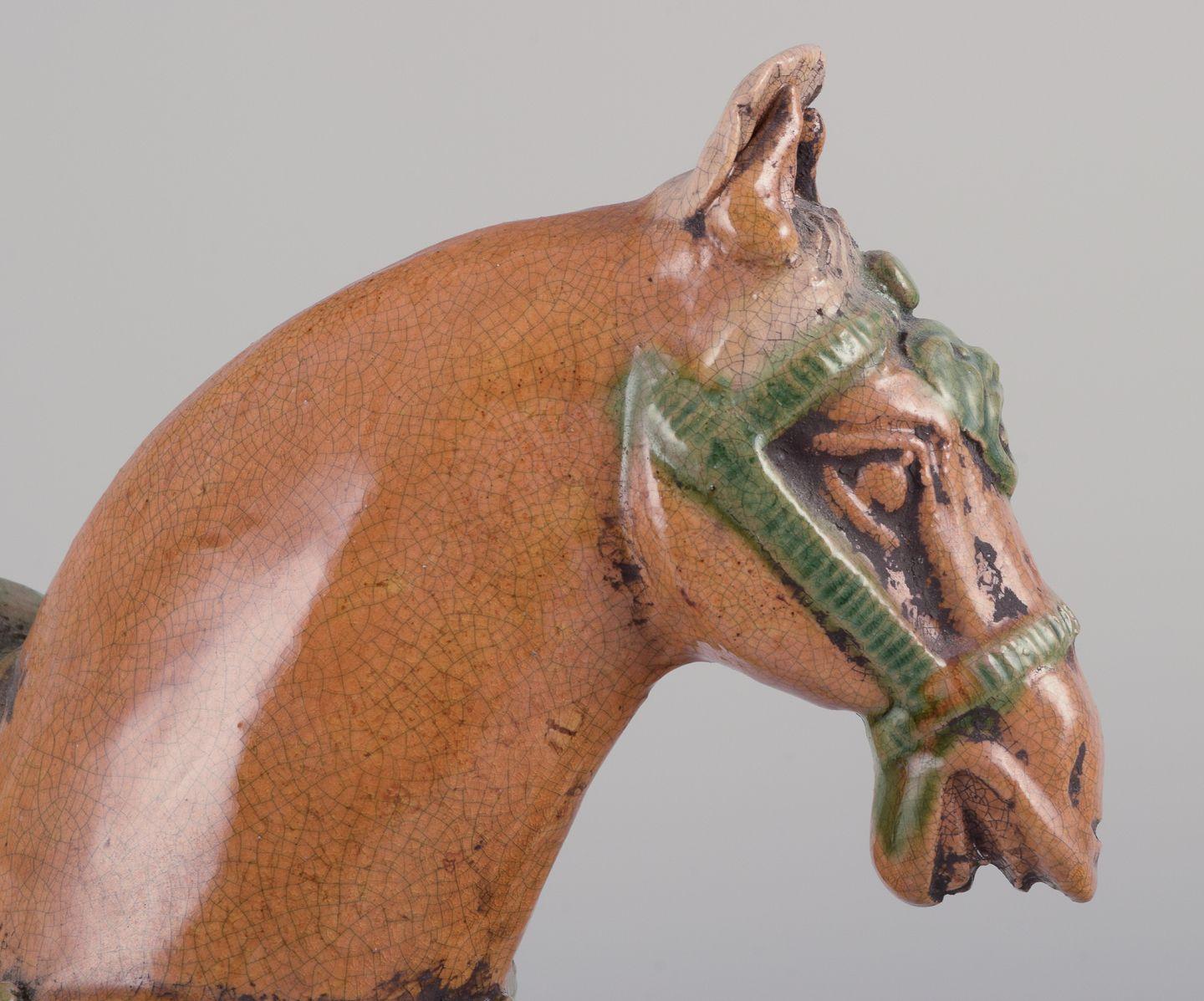Céramique Cheval chinois de style dynastie Tang en céramique. Greene & Greene dans les tons bruns et verts. en vente