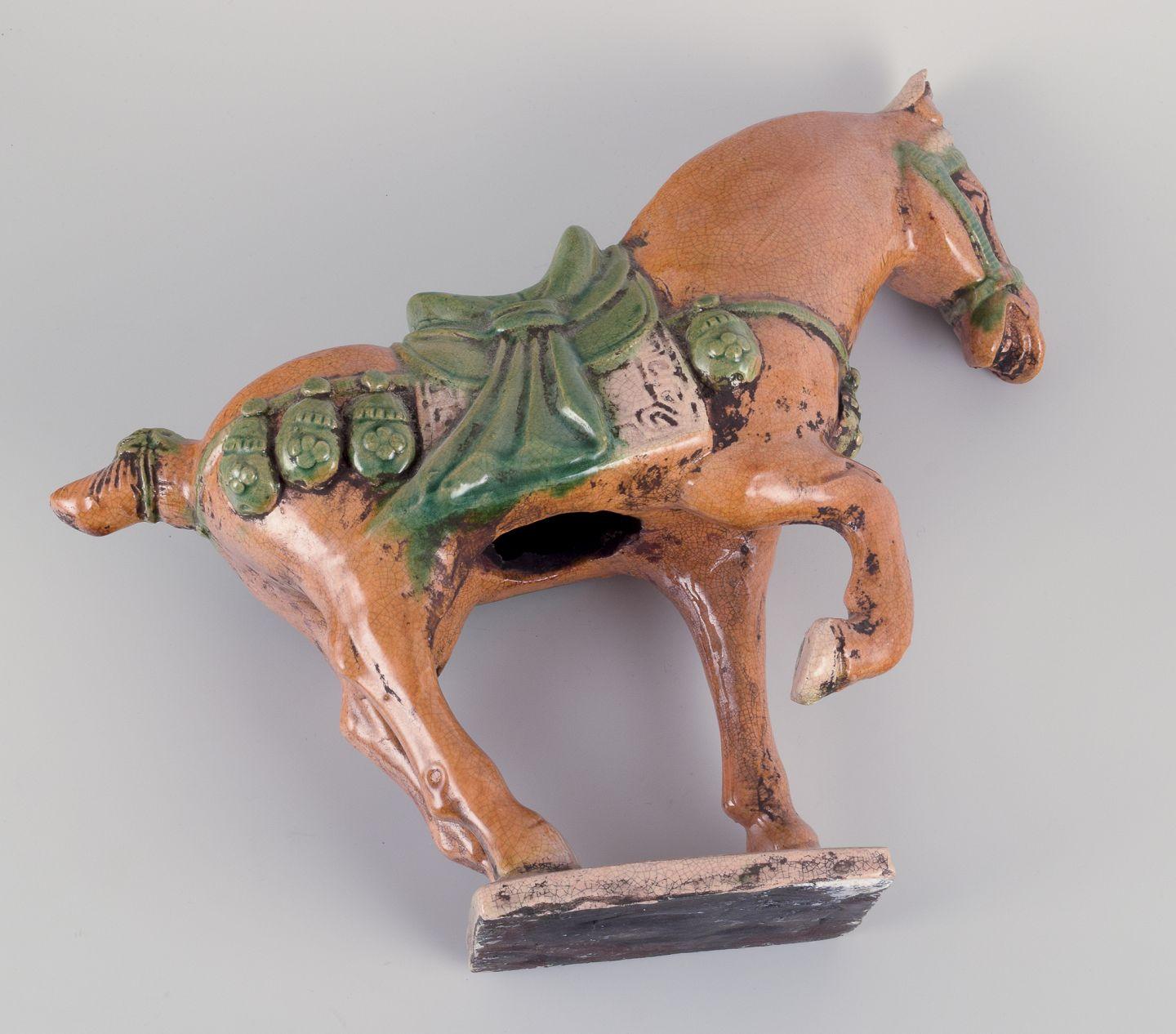 Cheval chinois de style dynastie Tang en céramique. Greene & Greene dans les tons bruns et verts. en vente 1