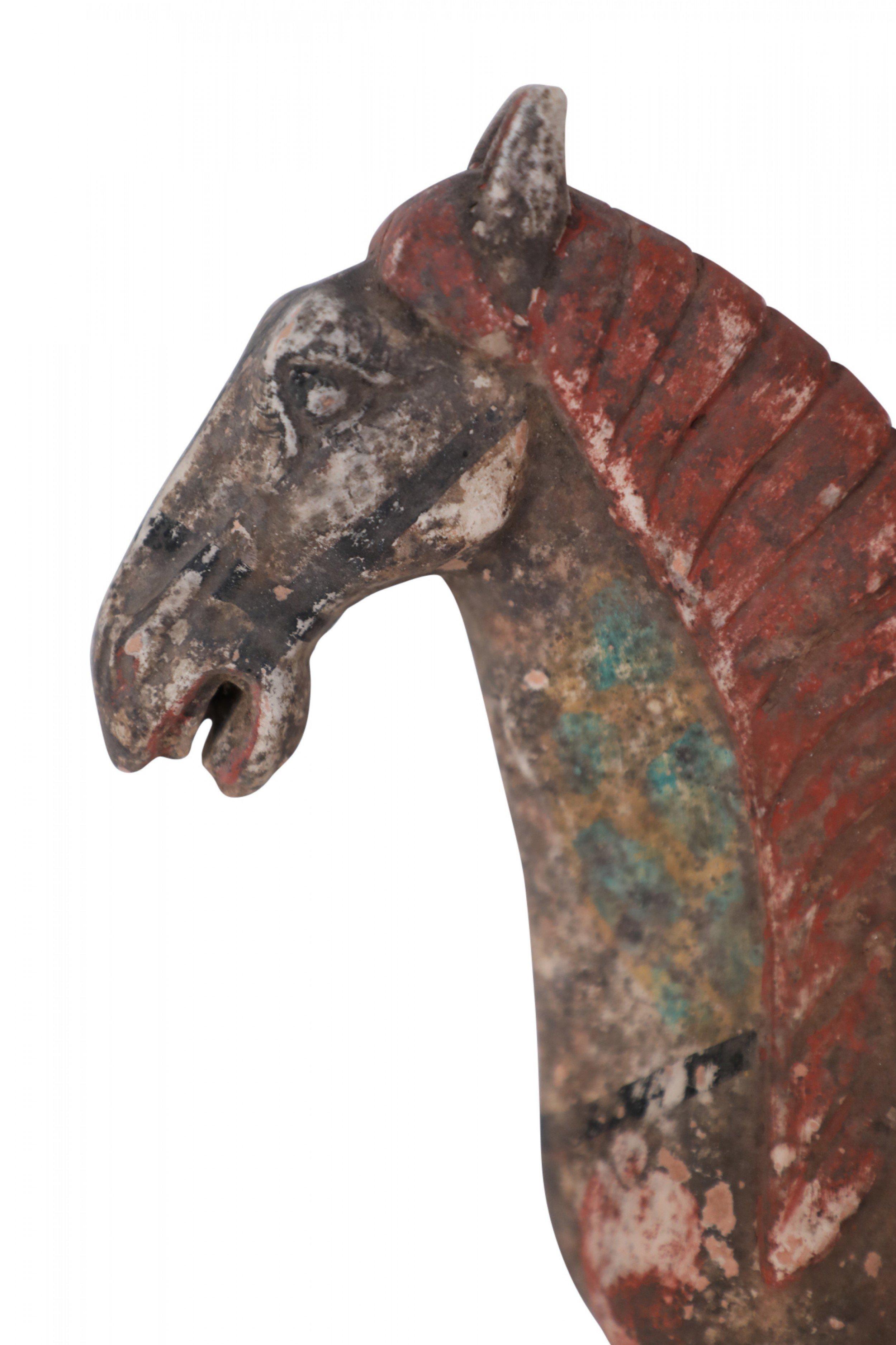 Chinesische Terrakotta-Töpferwaren-Figur eines Mannes und eines Pferdes im Stil der Tang-Dynastie im Angebot 7