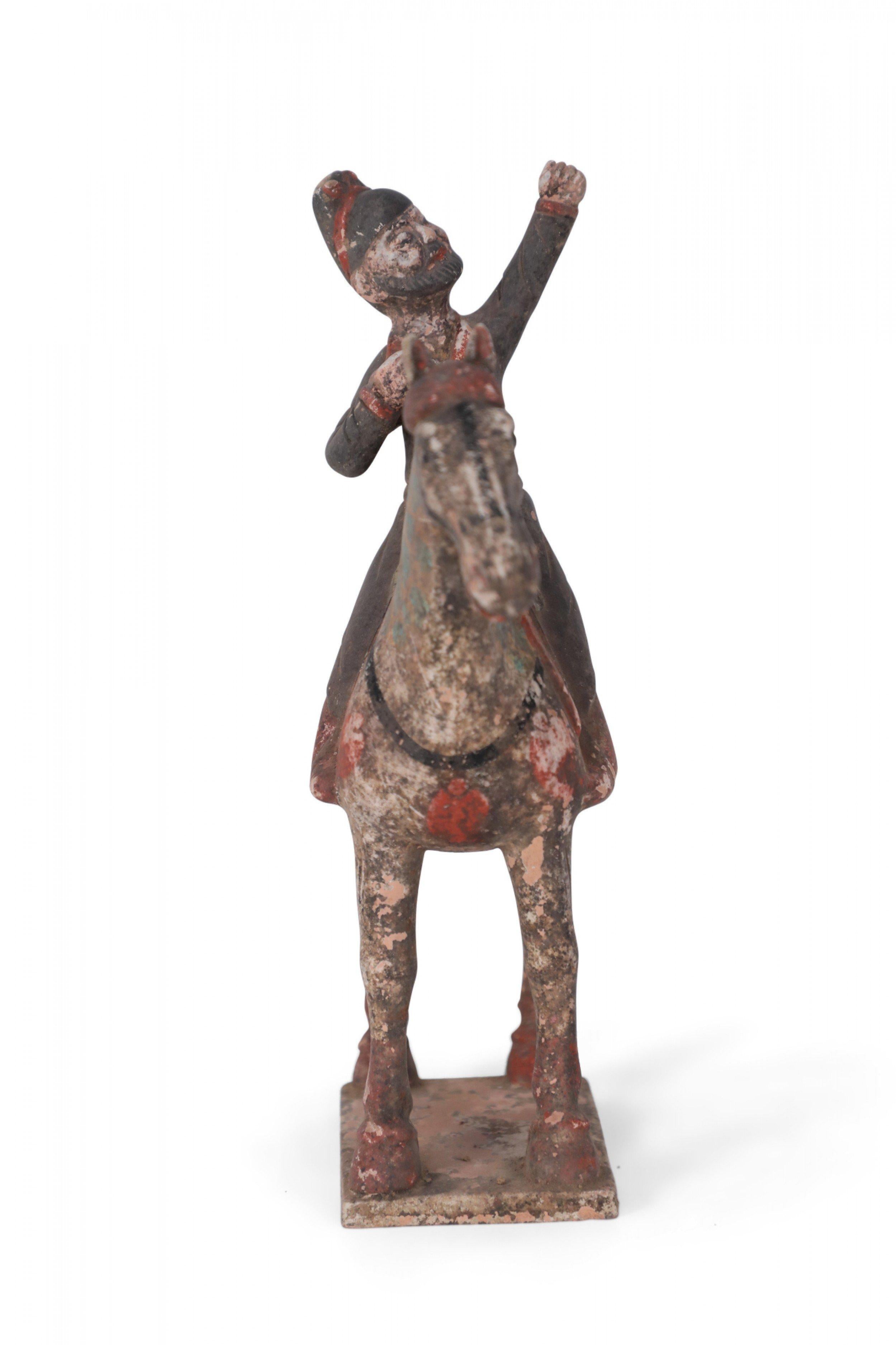 Chinesische Terrakotta-Töpferwaren-Figur eines Mannes und eines Pferdes im Stil der Tang-Dynastie (Chinesischer Export) im Angebot