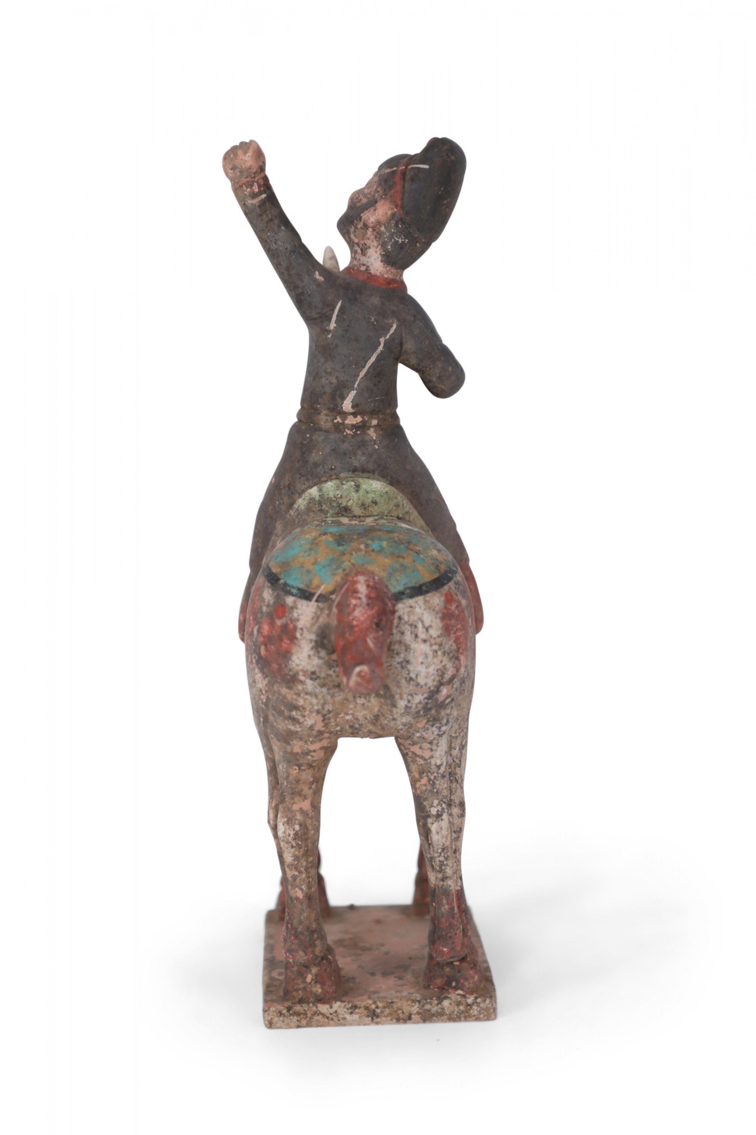 Chinesische Terrakotta-Töpferwaren-Figur eines Mannes und eines Pferdes im Stil der Tang-Dynastie im Angebot 1