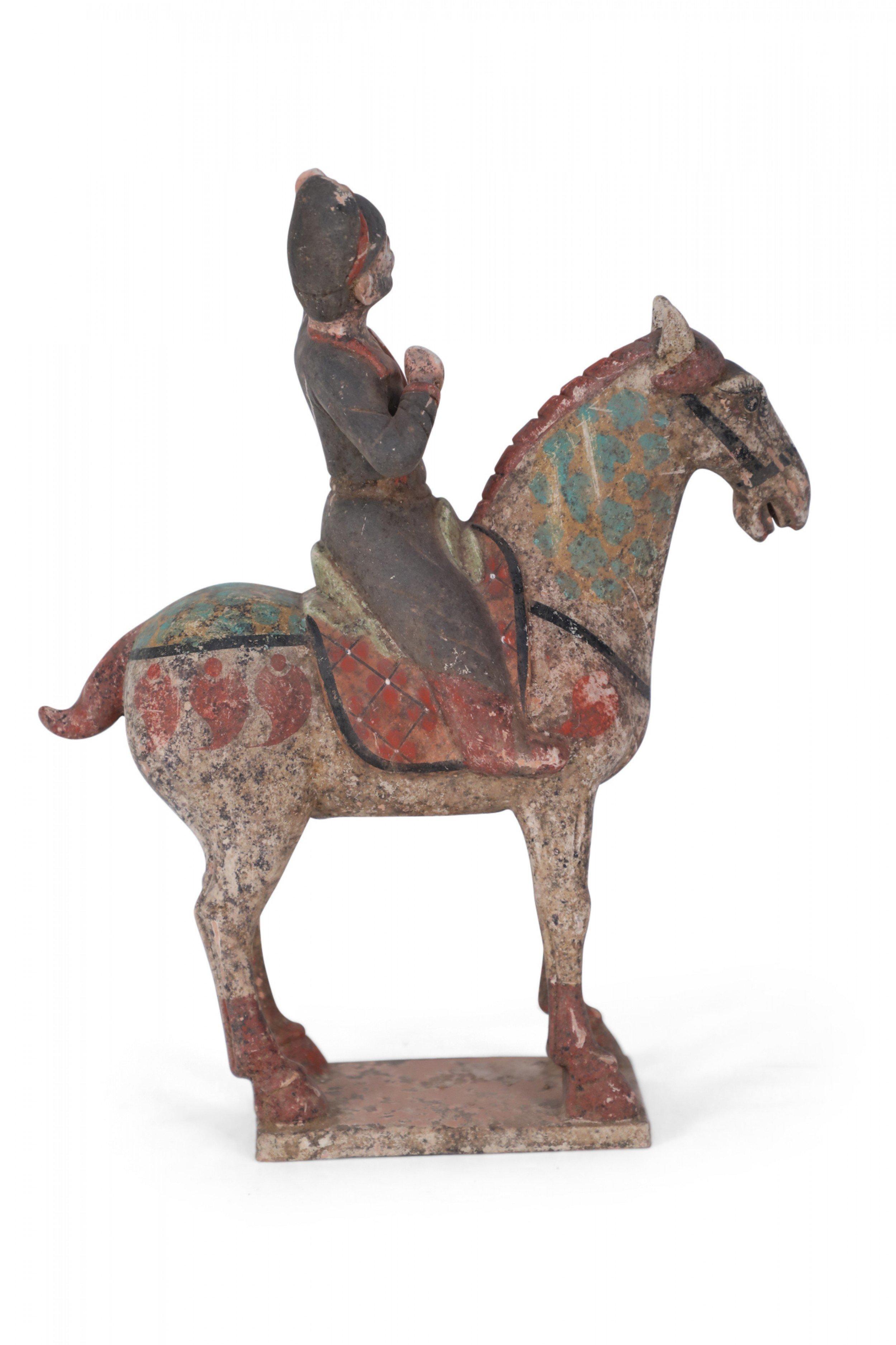 Chinesische Terrakotta-Töpferwaren-Figur eines Mannes und eines Pferdes im Stil der Tang-Dynastie im Angebot 3