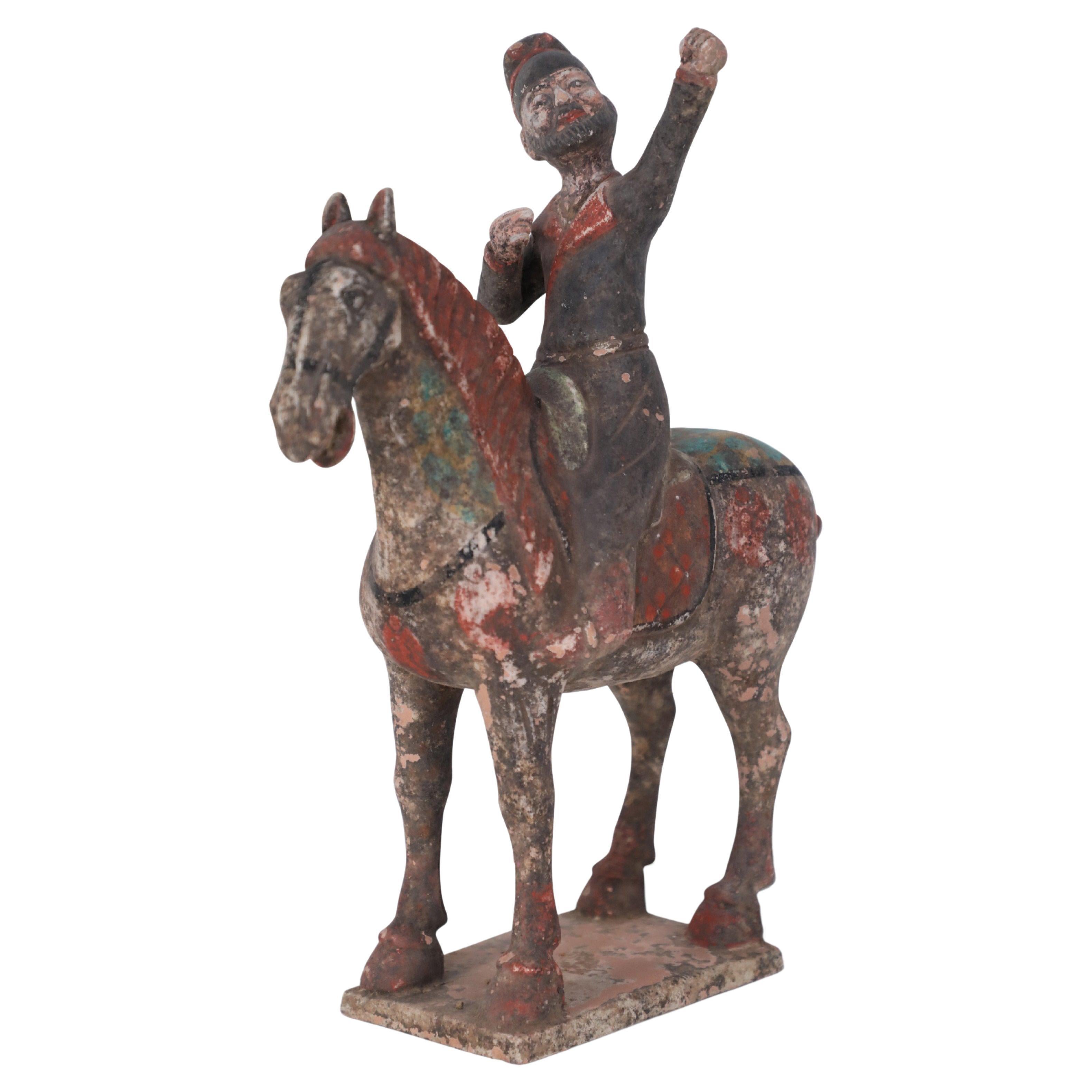 Chinesische Terrakotta-Töpferwaren-Figur eines Mannes und eines Pferdes im Stil der Tang-Dynastie im Angebot