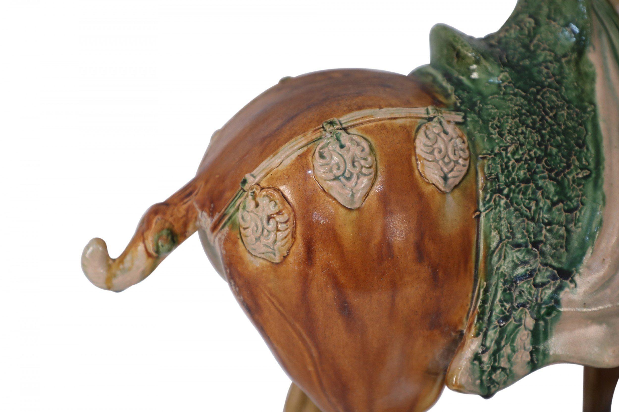 Figurine de tombeau à cheval en terre cuite émaillée de style Tang Dynasty chinoise Sancai en vente 3