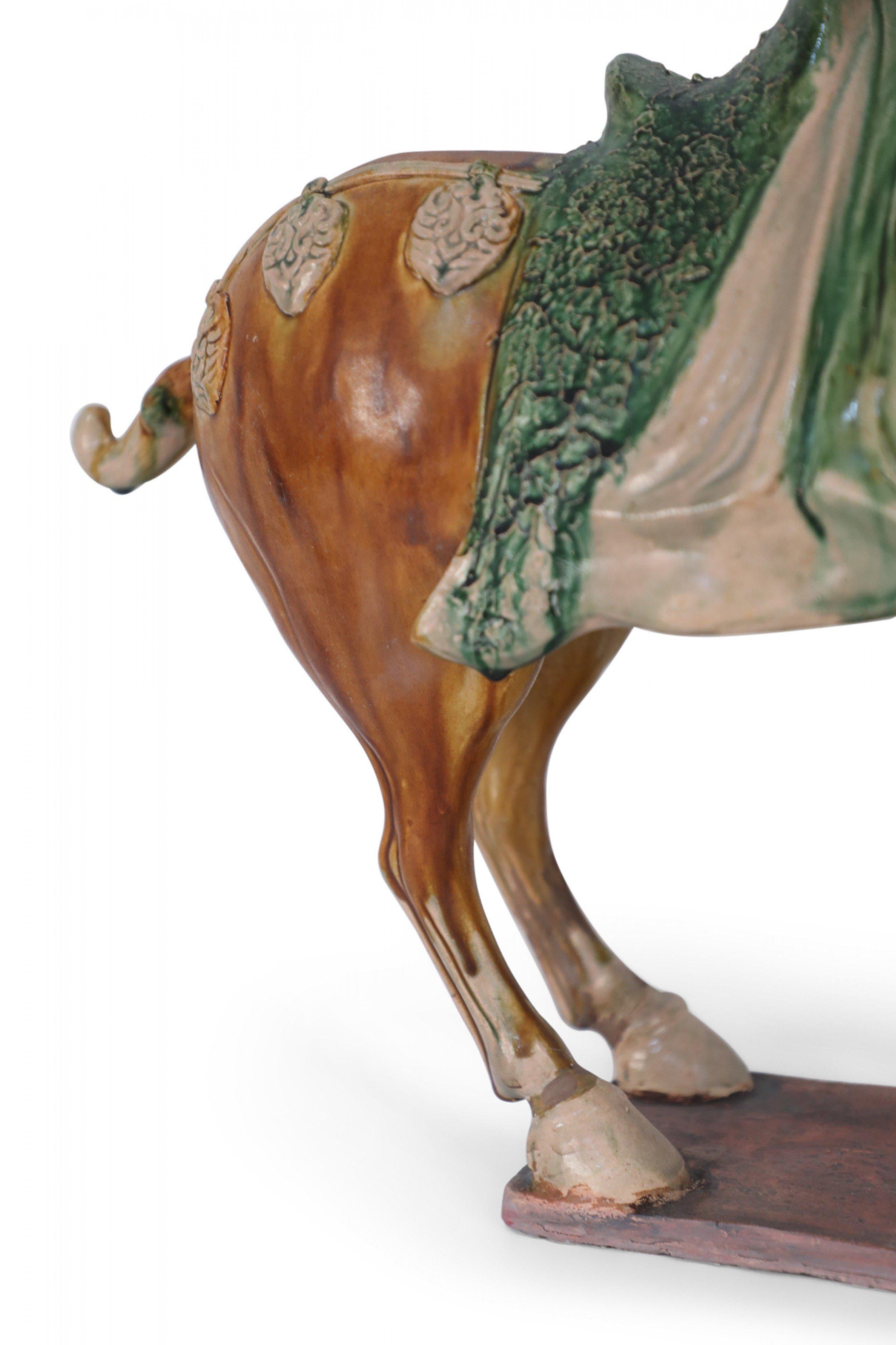 Figurine de tombeau à cheval en terre cuite émaillée de style Tang Dynasty chinoise Sancai en vente 4