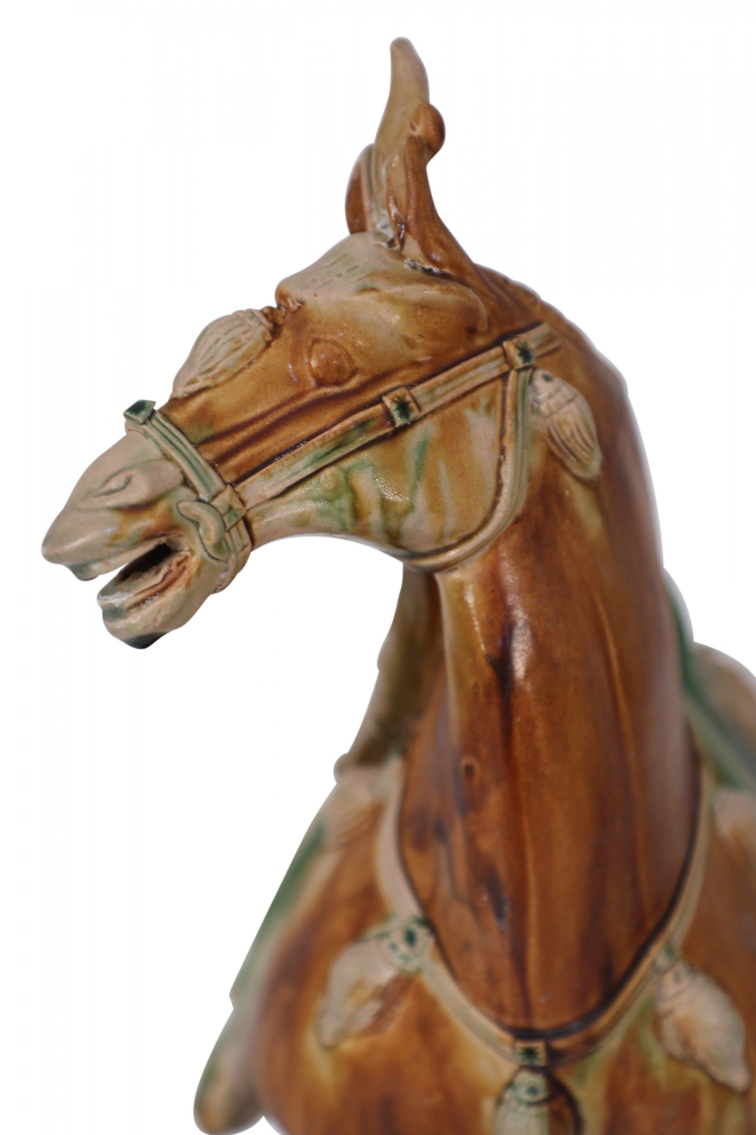 Figurine de tombeau à cheval en terre cuite émaillée de style Tang Dynasty chinoise Sancai en vente 5