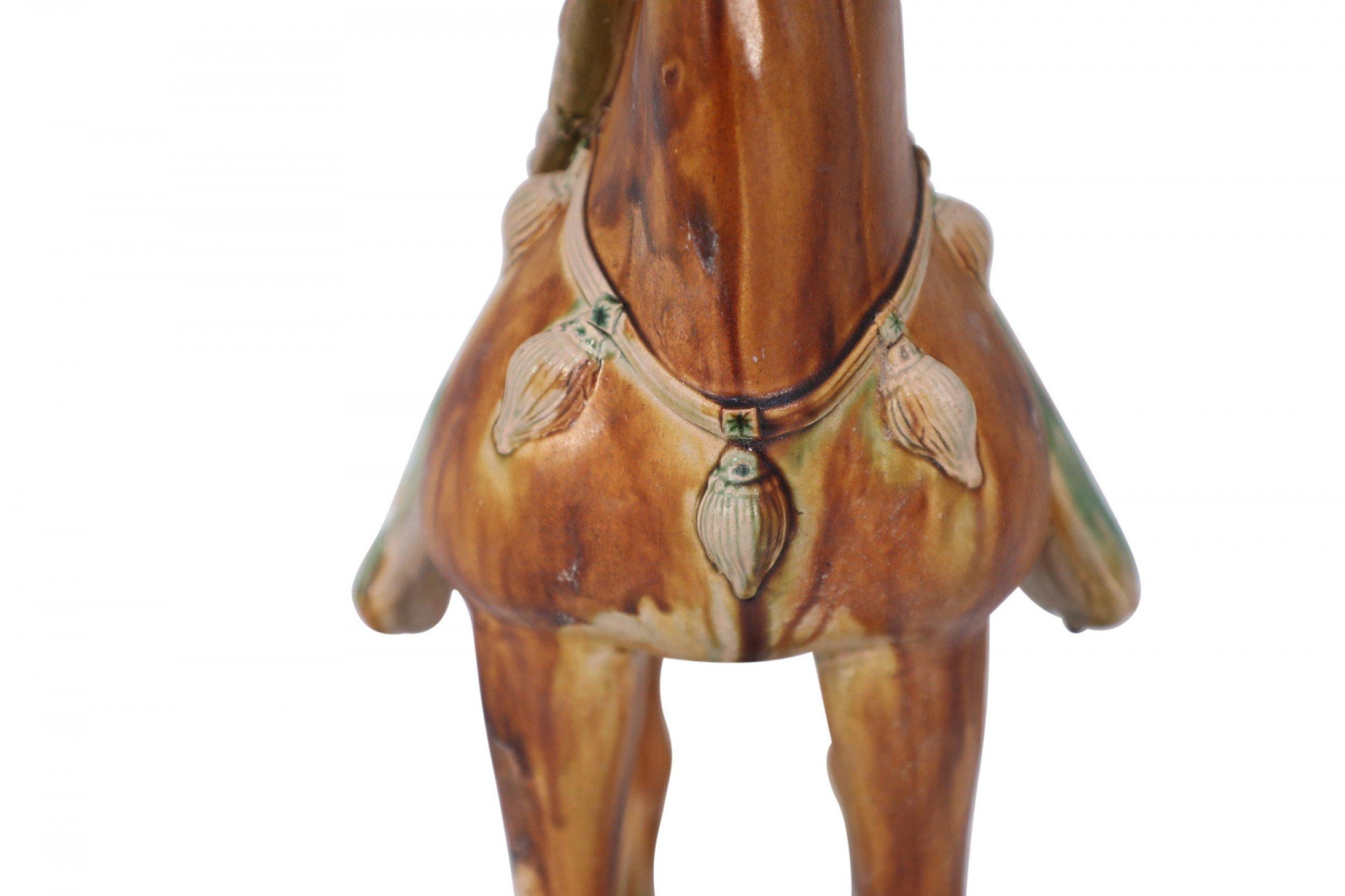 Figurine de tombeau à cheval en terre cuite émaillée de style Tang Dynasty chinoise Sancai en vente 6