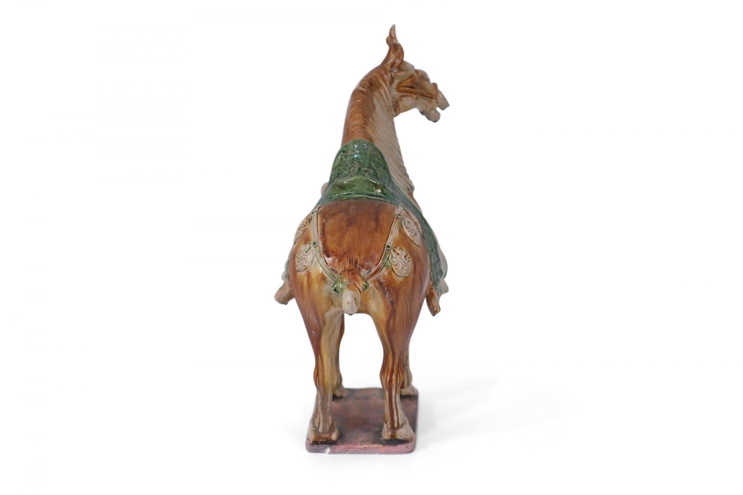 Esportazione cinese Figura di tomba di cavallo in terracotta smaltata in stile Tang Dynasty cinese Sancai in vendita