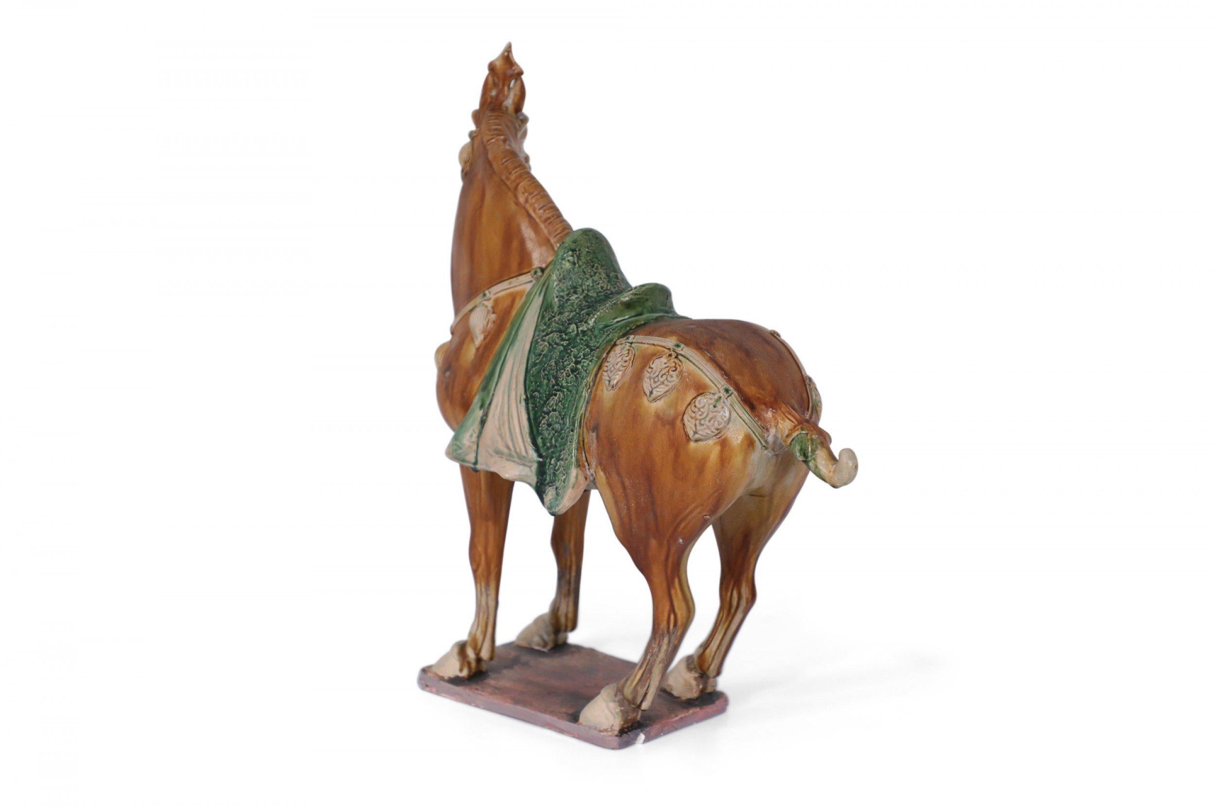 Exportation chinoise Figurine de tombeau à cheval en terre cuite émaillée de style Tang Dynasty chinoise Sancai en vente