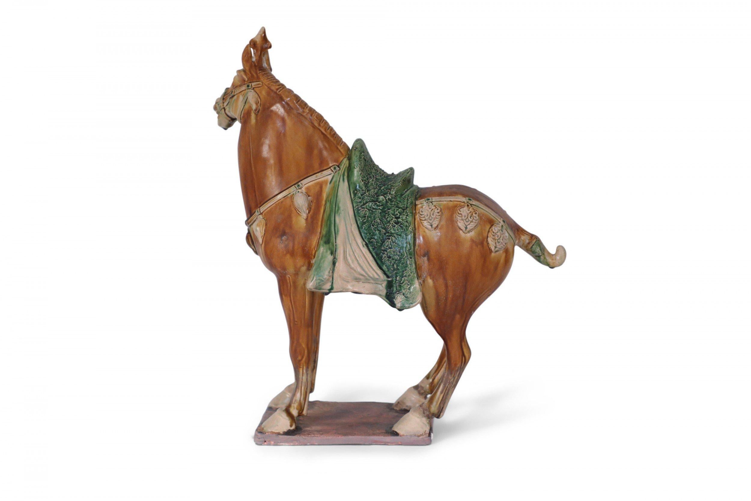 Figurine de tombeau à cheval en terre cuite émaillée de style Tang Dynasty chinoise Sancai Bon état - En vente à New York, NY