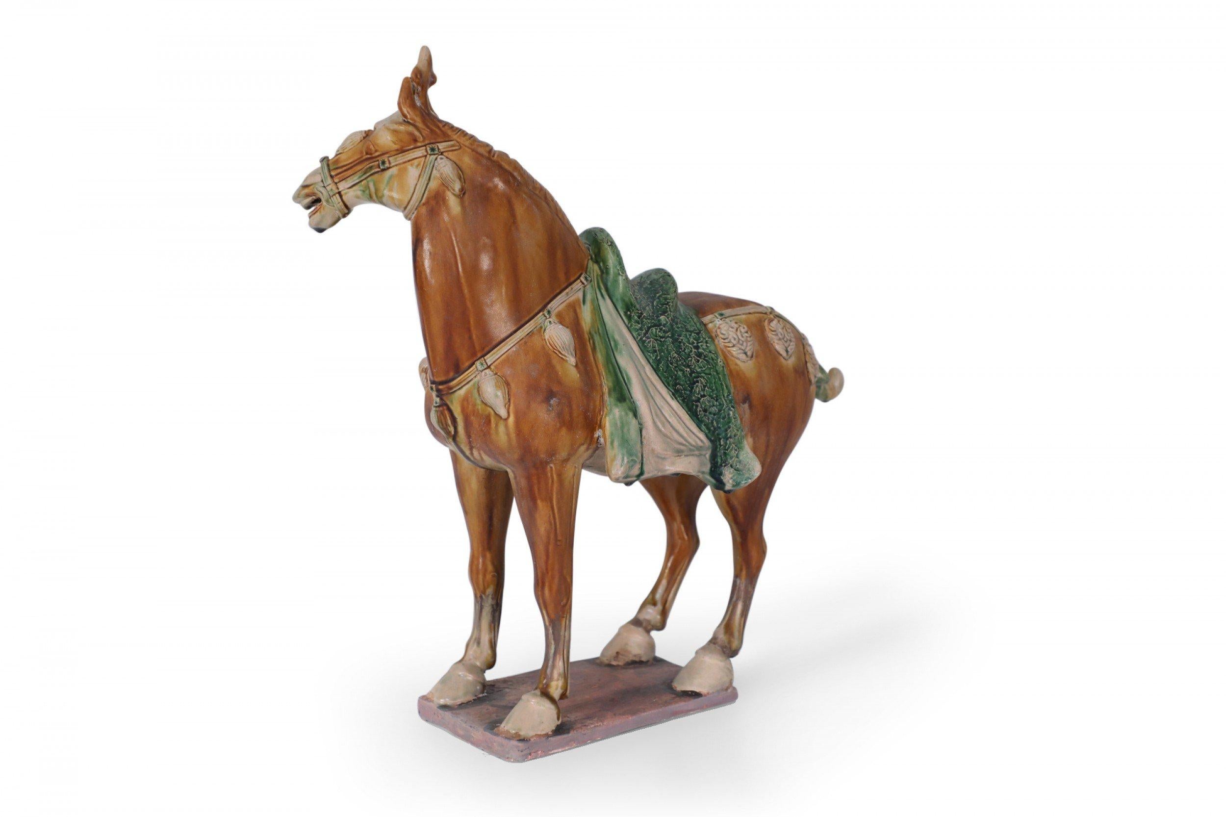 20ième siècle Figurine de tombeau à cheval en terre cuite émaillée de style Tang Dynasty chinoise Sancai en vente