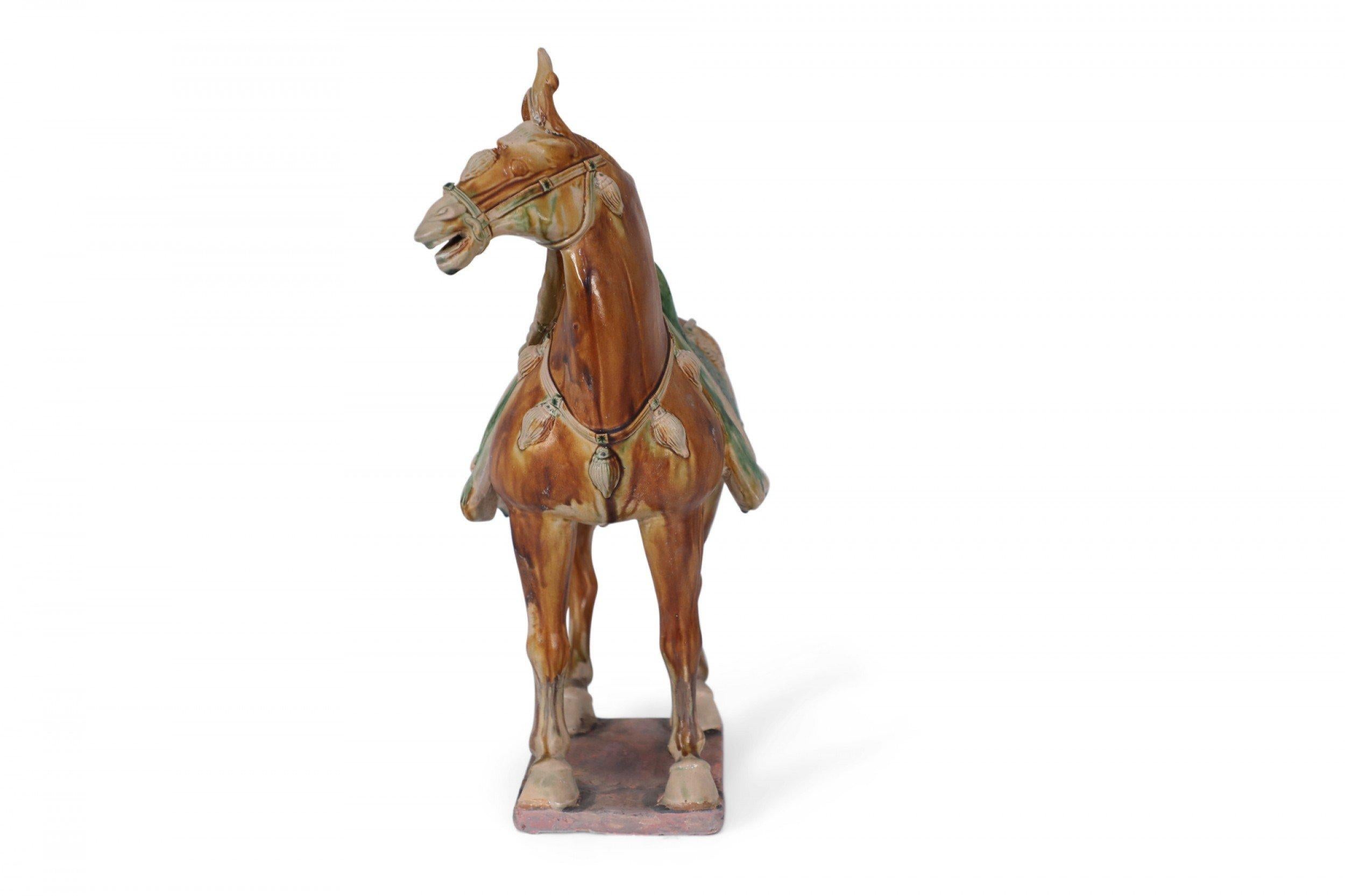Terre cuite Figurine de tombeau à cheval en terre cuite émaillée de style Tang Dynasty chinoise Sancai en vente