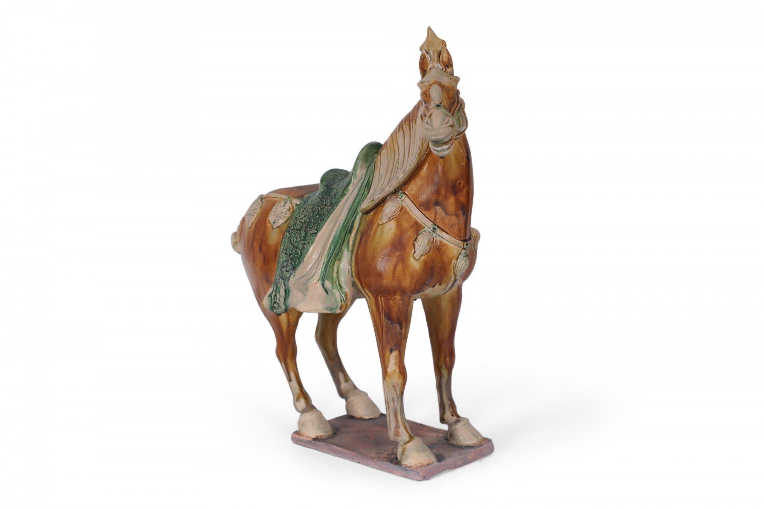 Figurine de tombeau à cheval en terre cuite émaillée de style Tang Dynasty chinoise Sancai en vente 1