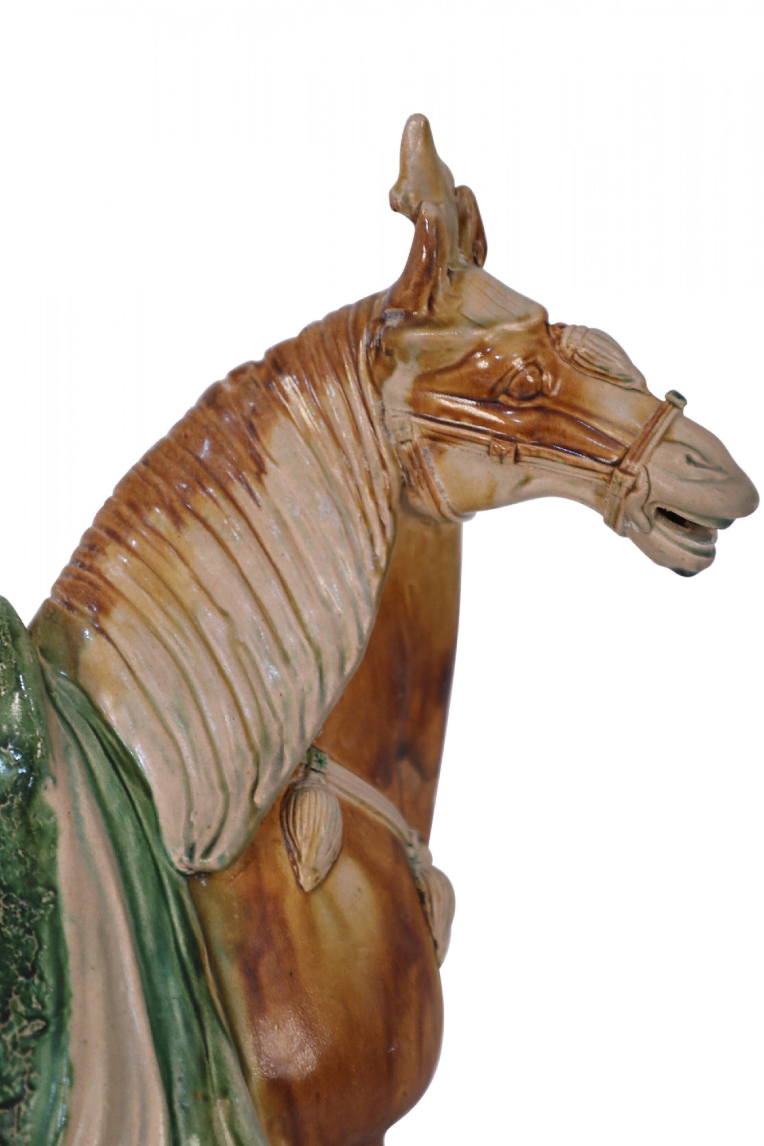 Figurine de tombeau à cheval en terre cuite émaillée de style Tang Dynasty chinoise Sancai en vente 2