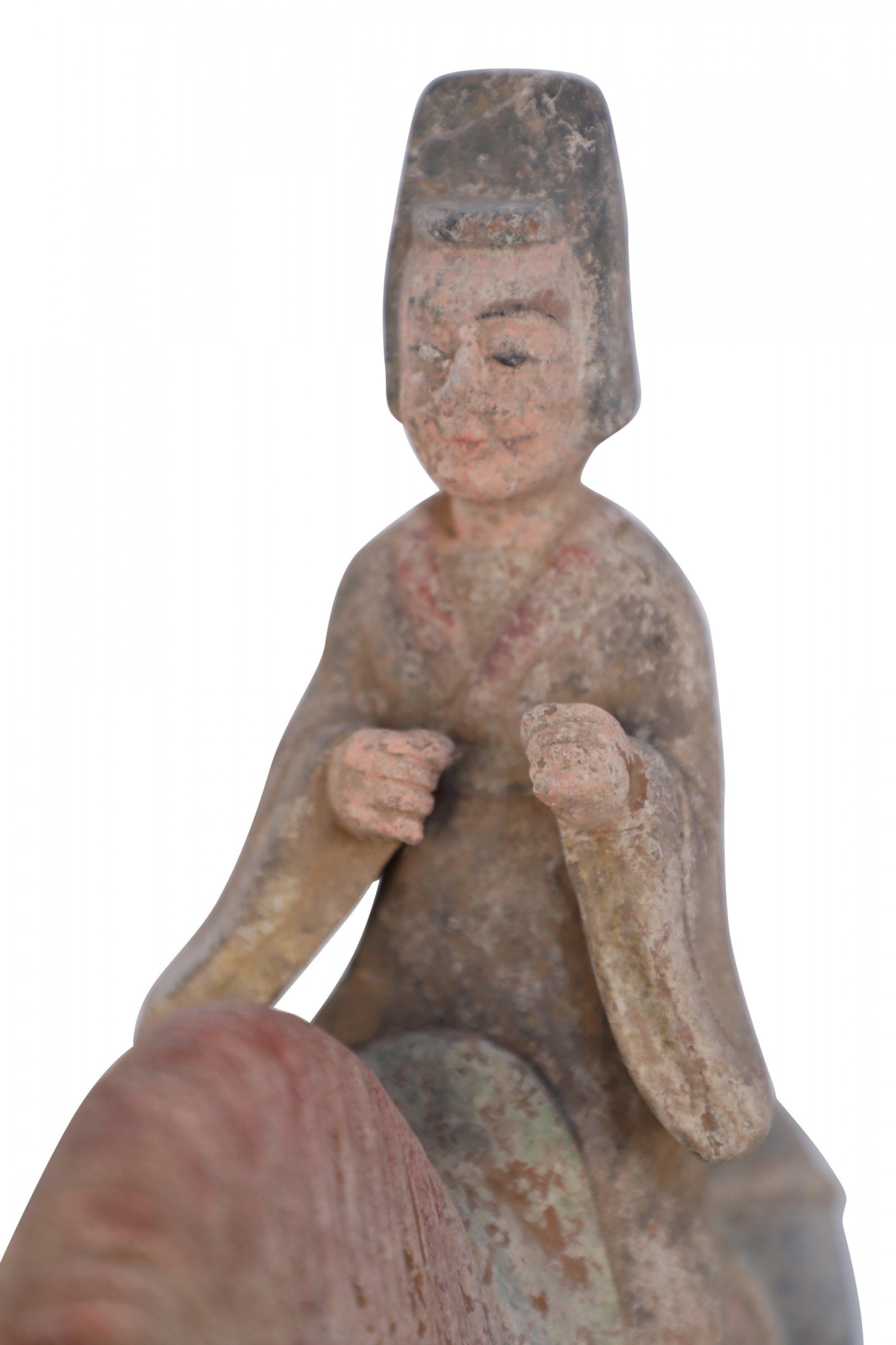 Figura tombale di cavallo e cavaliere in terracotta in stile Tang Dynasty cinese in vendita 4