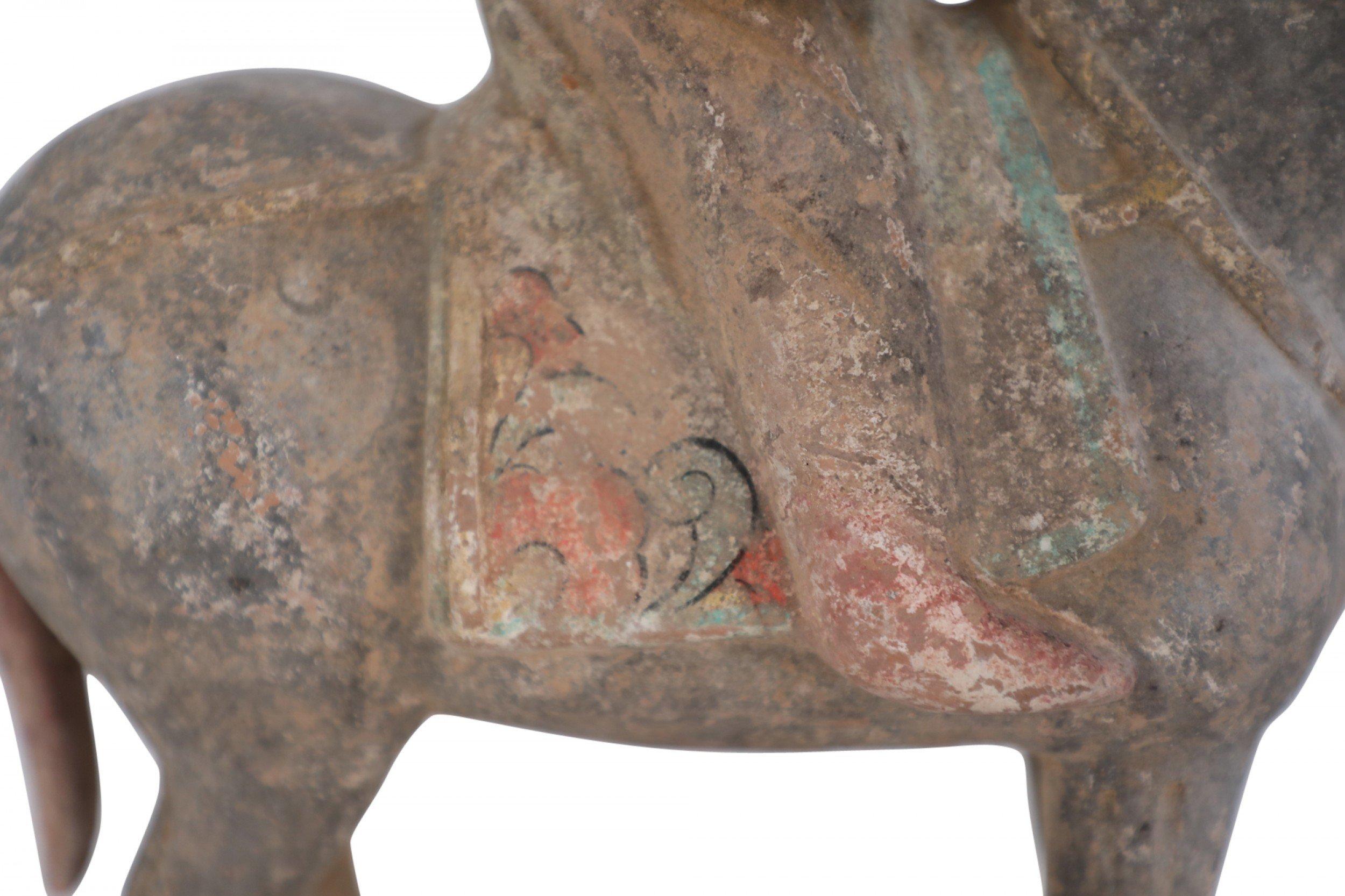 Statue funéraire chinoise en terre cuite de style Tang Dynasty représentant un cheval et un cavalier en vente 7