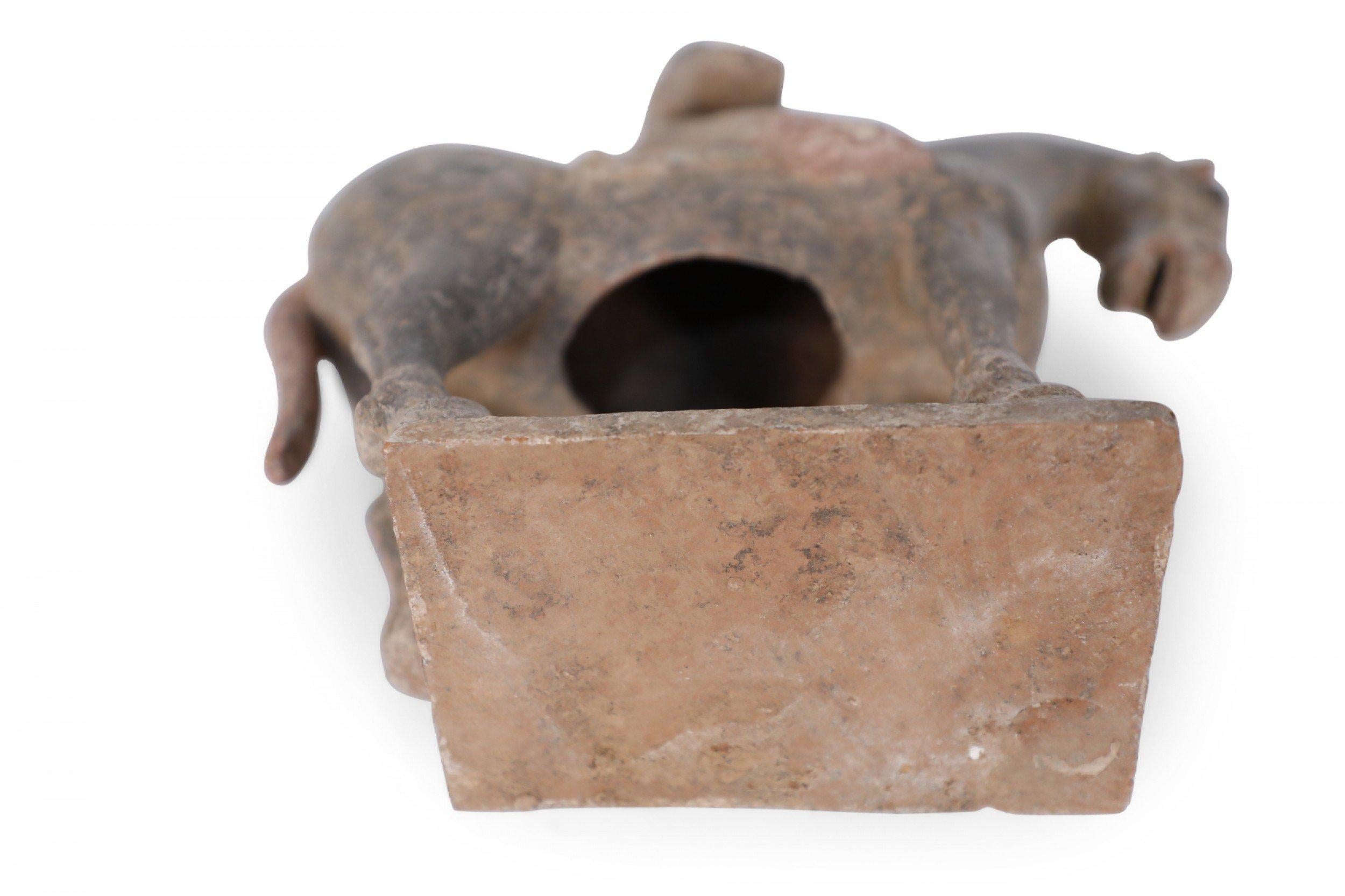 Figura tombale di cavallo e cavaliere in terracotta in stile Tang Dynasty cinese in vendita 8
