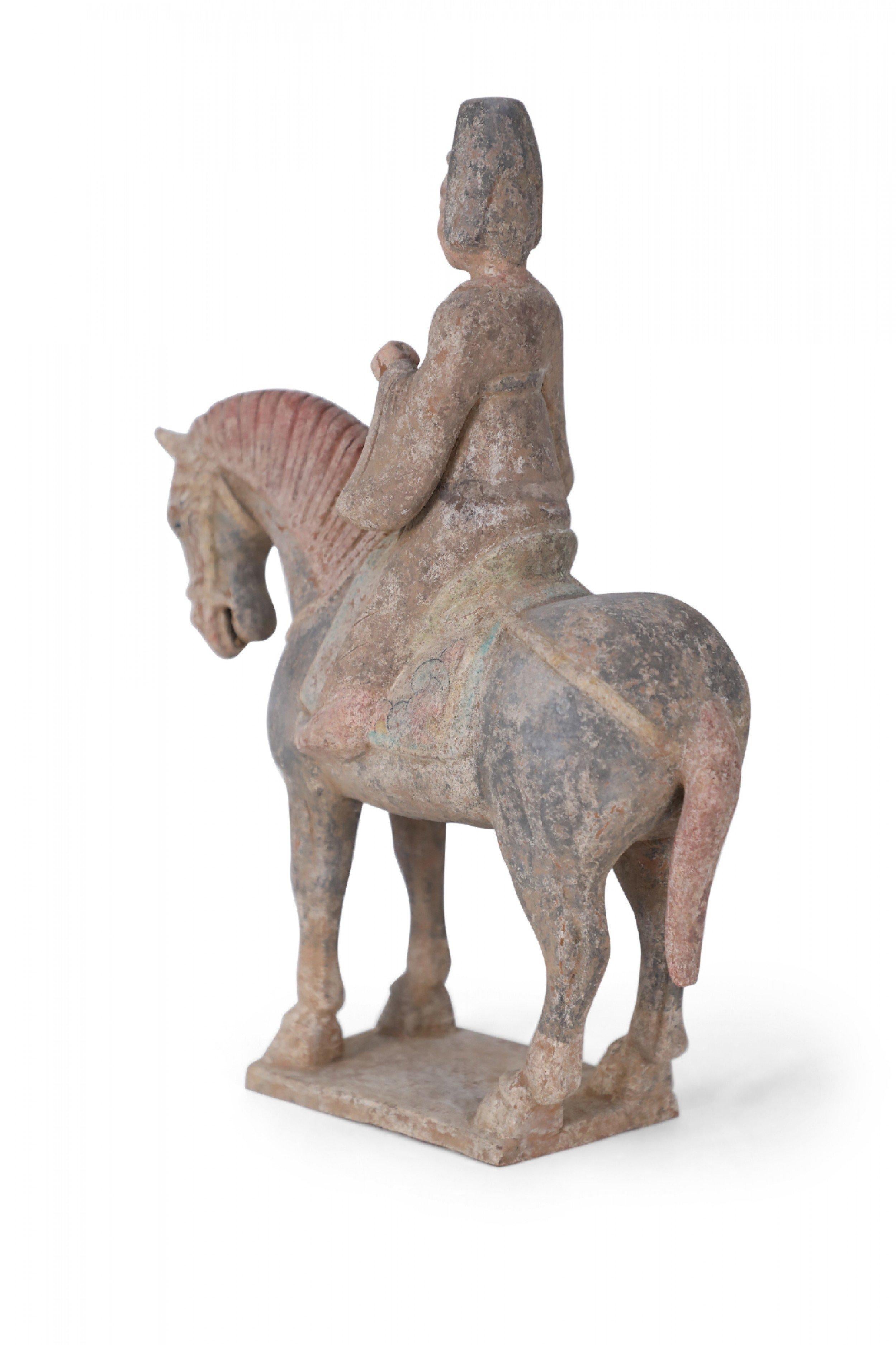 Exportation chinoise Statue funéraire chinoise en terre cuite de style Tang Dynasty représentant un cheval et un cavalier en vente