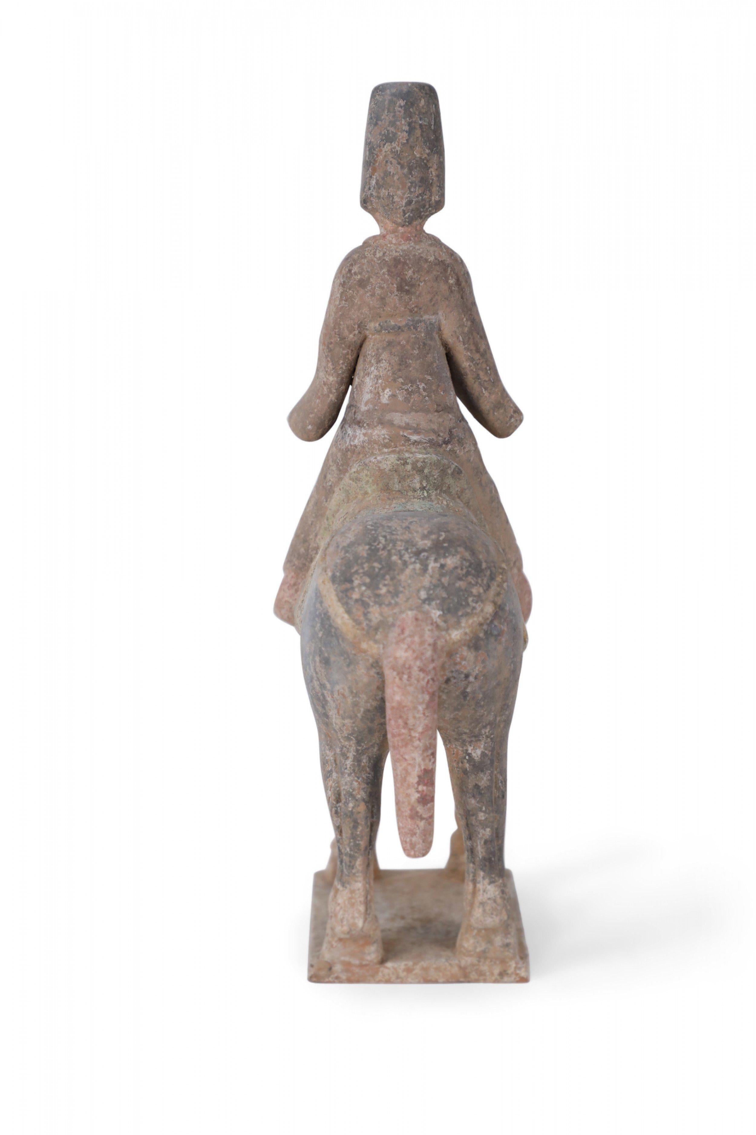 Figura tombale di cavallo e cavaliere in terracotta in stile Tang Dynasty cinese In condizioni buone in vendita a Queens, NY