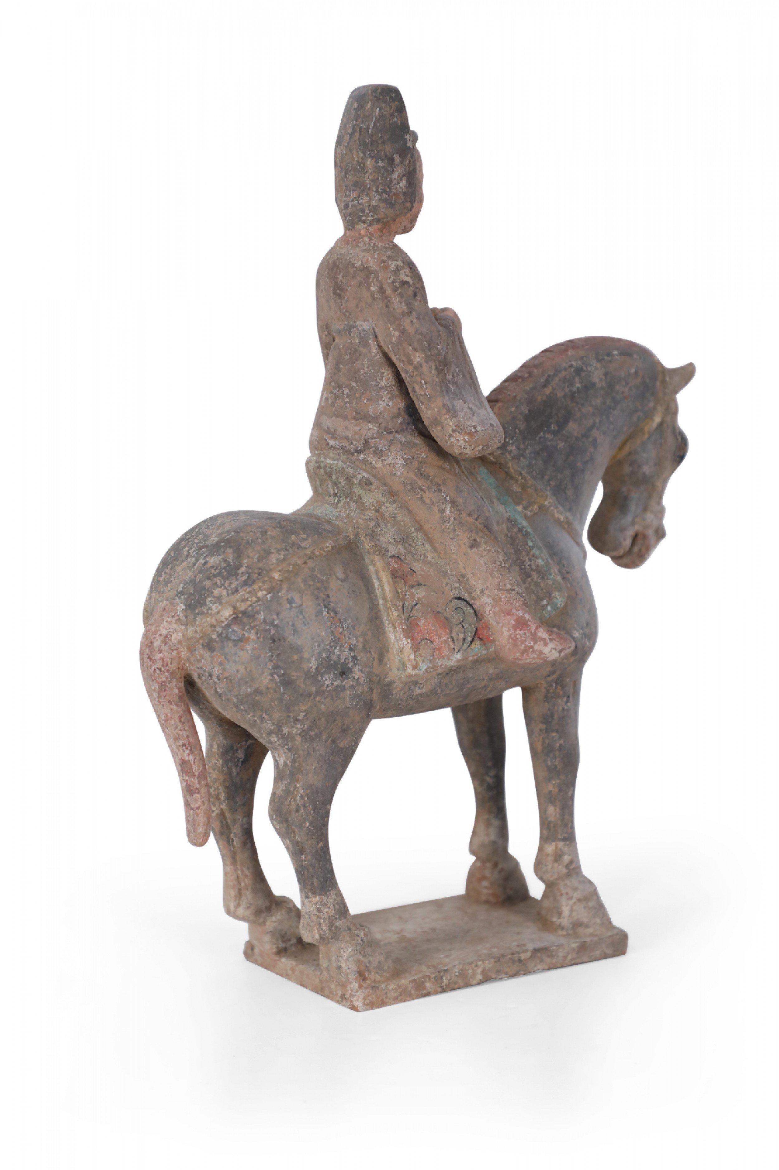 20ième siècle Statue funéraire chinoise en terre cuite de style Tang Dynasty représentant un cheval et un cavalier en vente