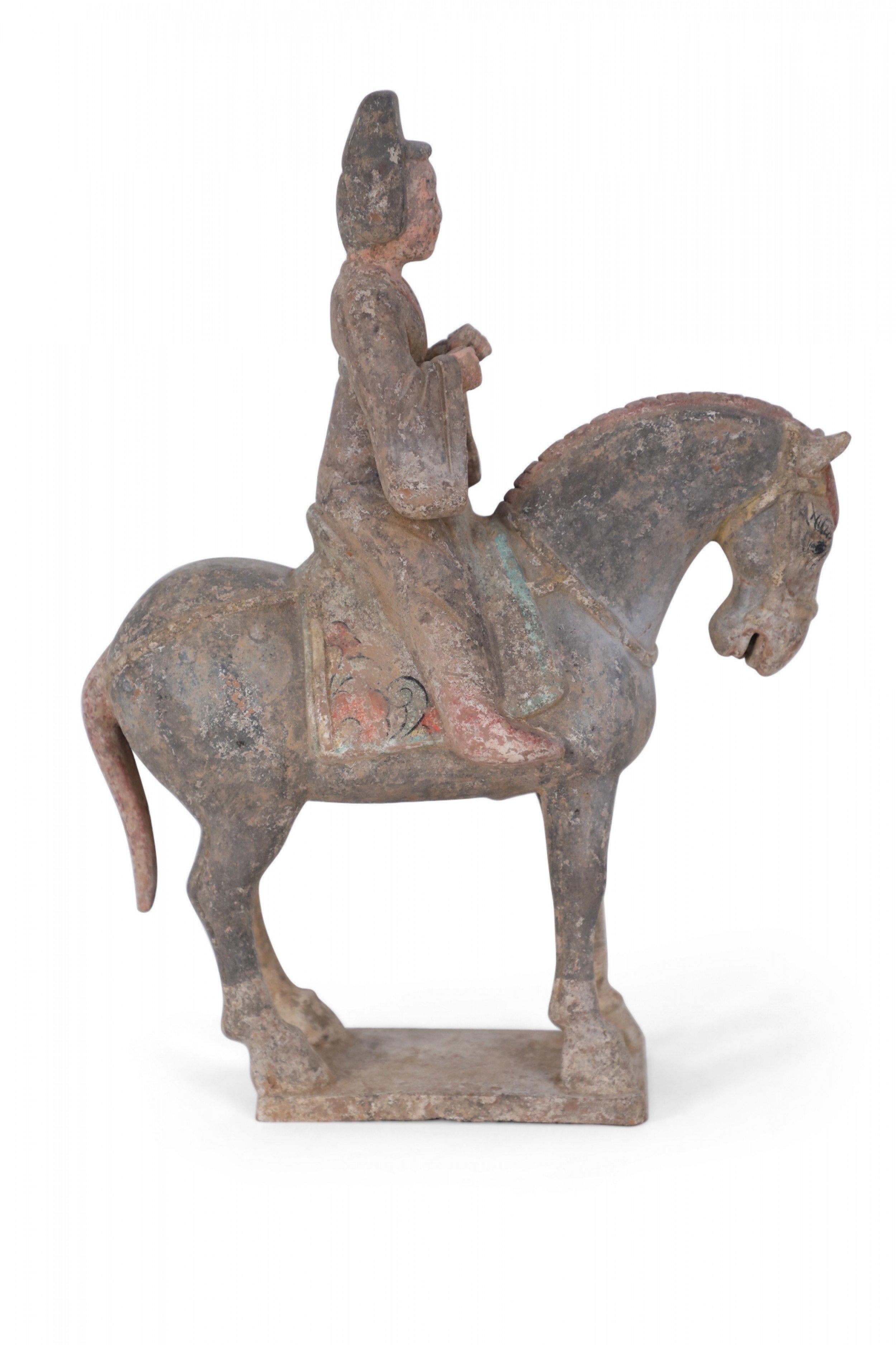 Terre cuite Statue funéraire chinoise en terre cuite de style Tang Dynasty représentant un cheval et un cavalier en vente