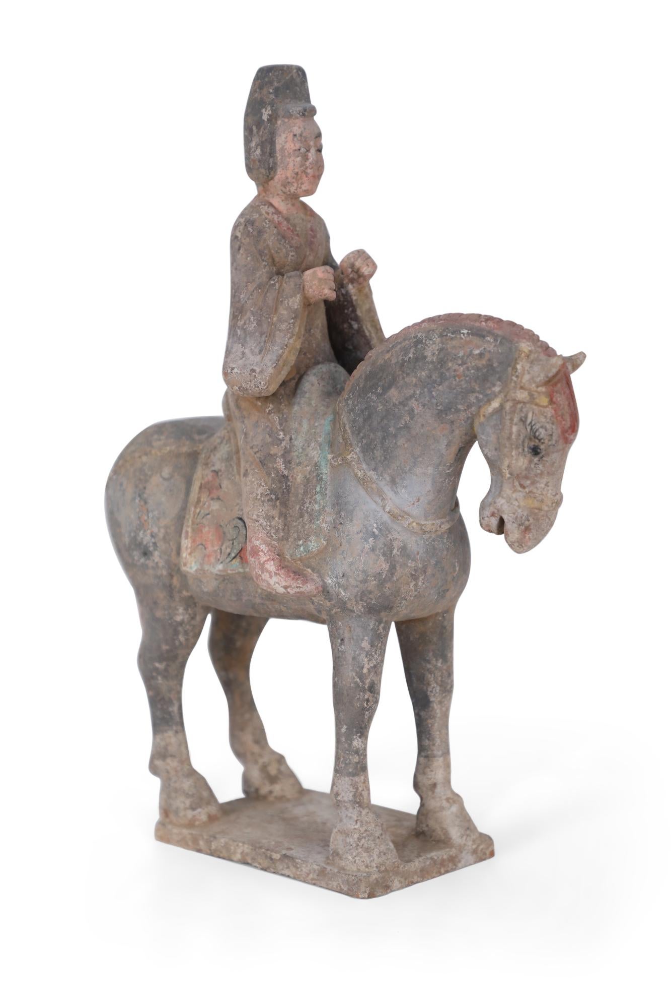 Statue funéraire chinoise en terre cuite de style Tang Dynasty représentant un cheval et un cavalier en vente 1