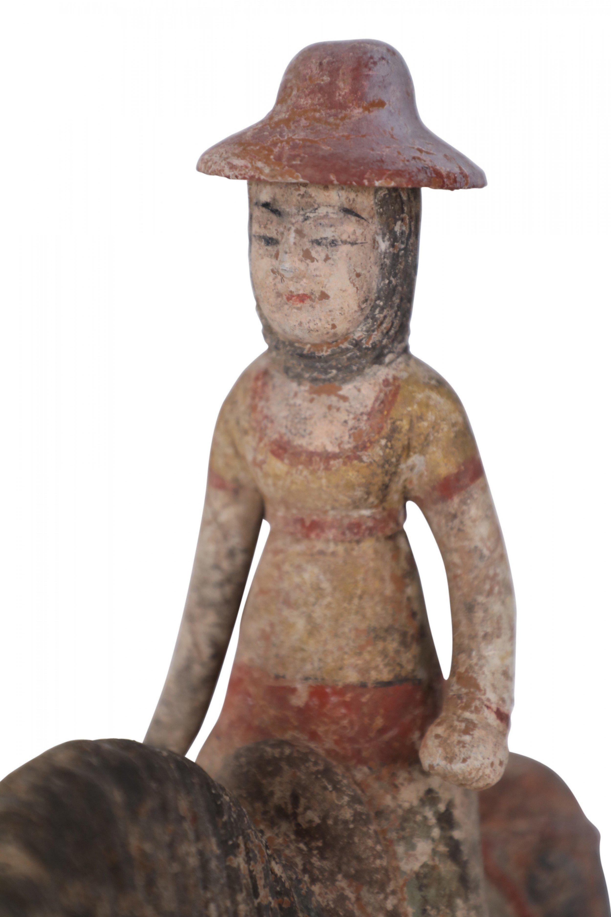 Figure de cheval en terre cuite de style dynastie chinoise Tang avec écusson d'équitation en vente 4
