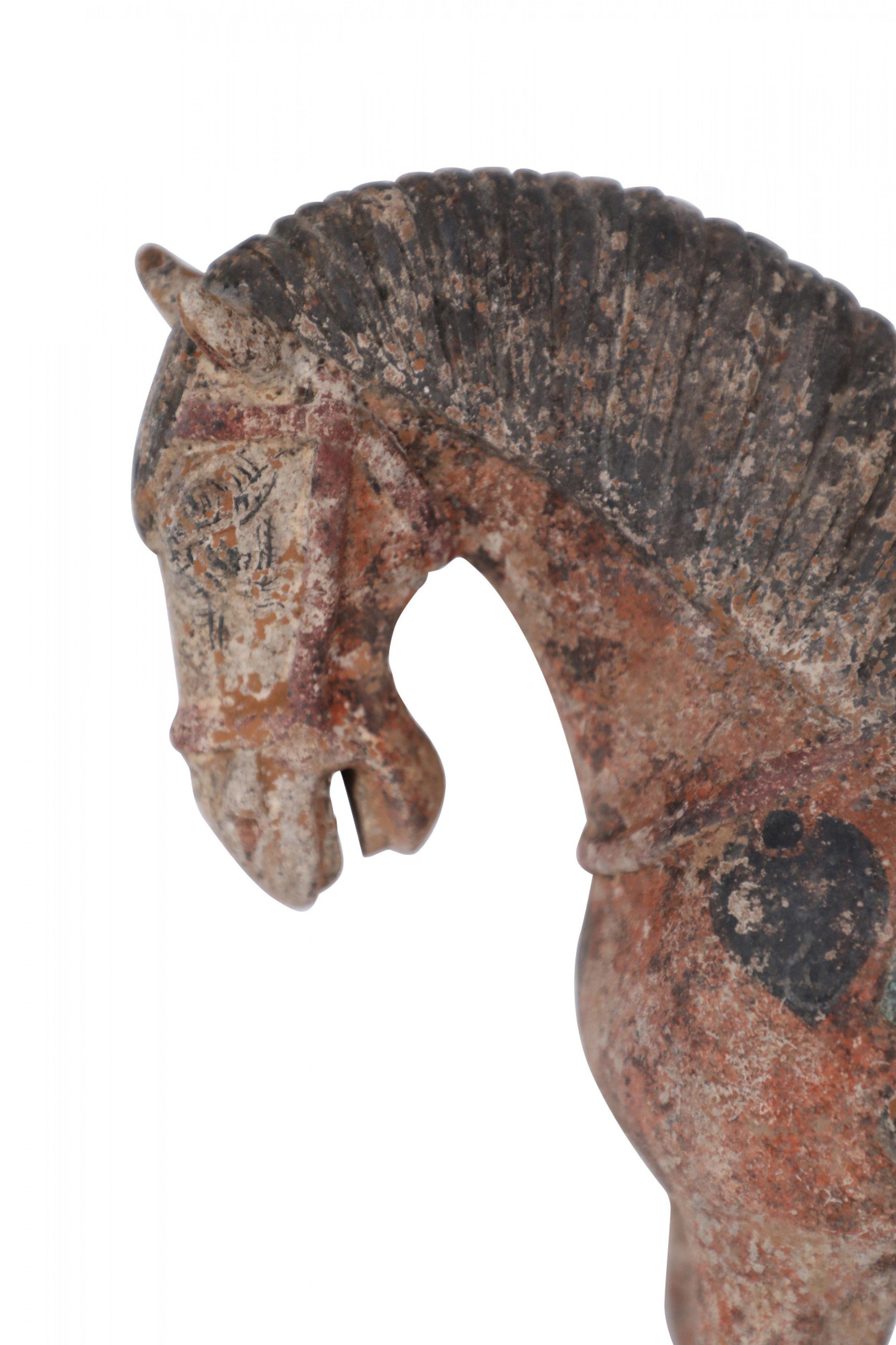 Figure de cheval en terre cuite de style dynastie chinoise Tang avec écusson d'équitation en vente 5