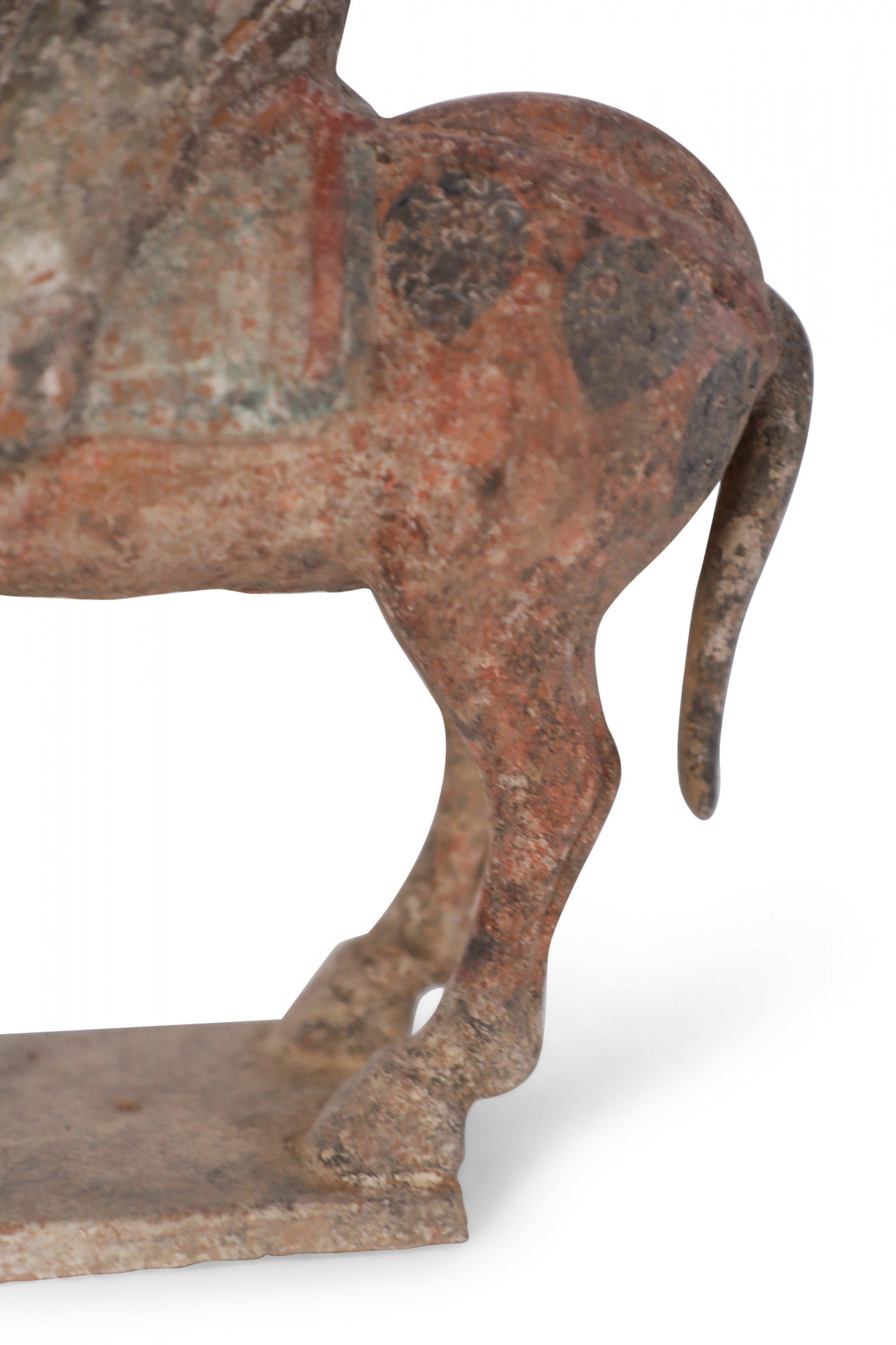 Figure de cheval en terre cuite de style dynastie chinoise Tang avec écusson d'équitation en vente 7