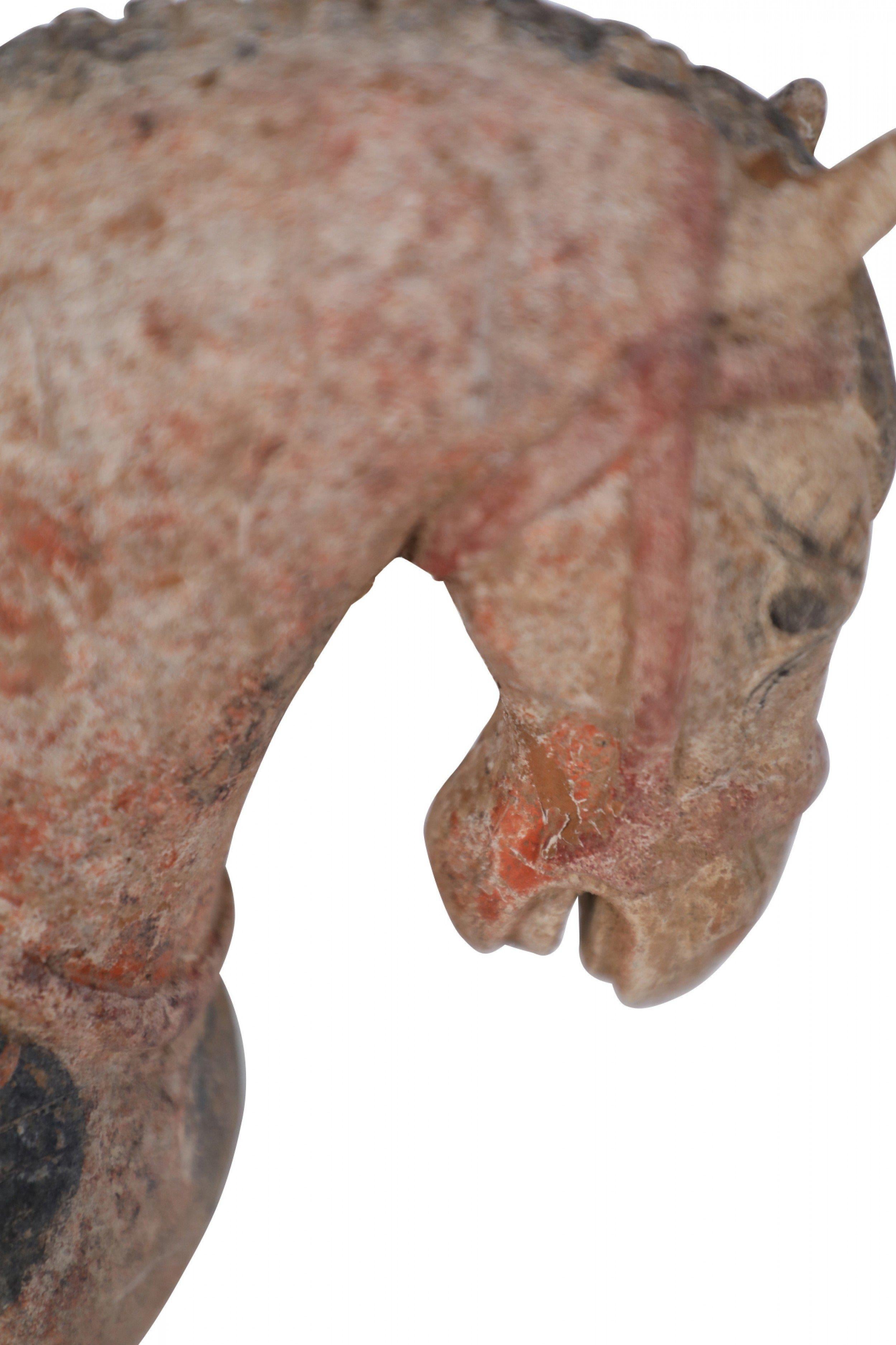 Figure de cheval en terre cuite de style dynastie chinoise Tang avec écusson d'équitation en vente 9