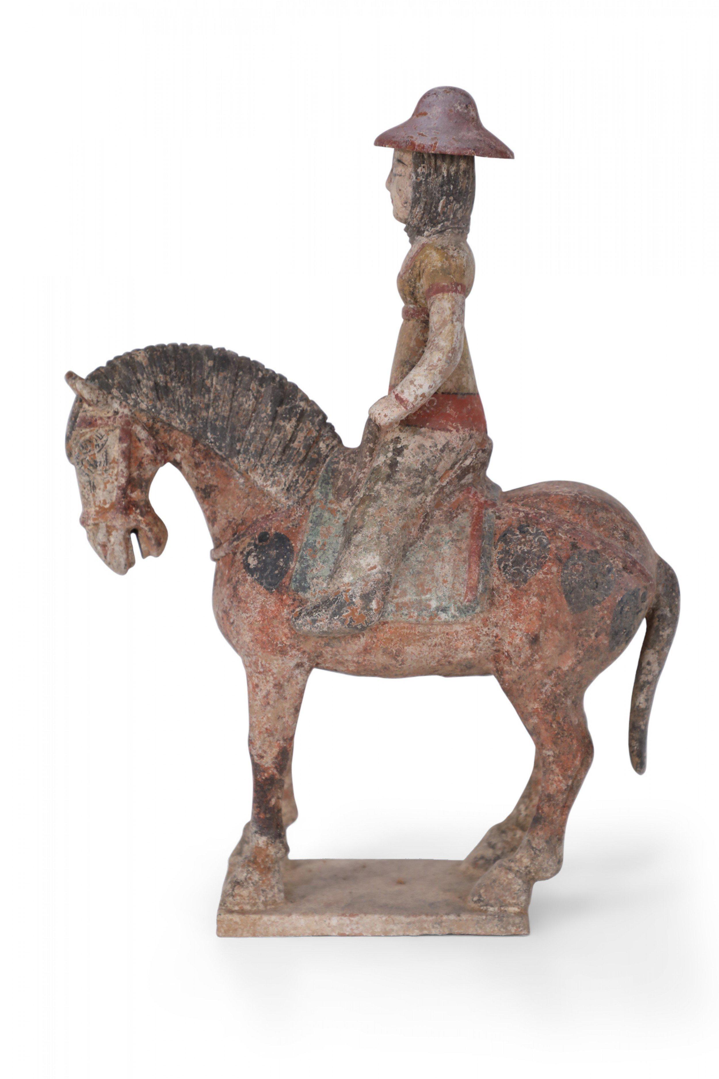 Exportation chinoise Figure de cheval en terre cuite de style dynastie chinoise Tang avec écusson d'équitation en vente