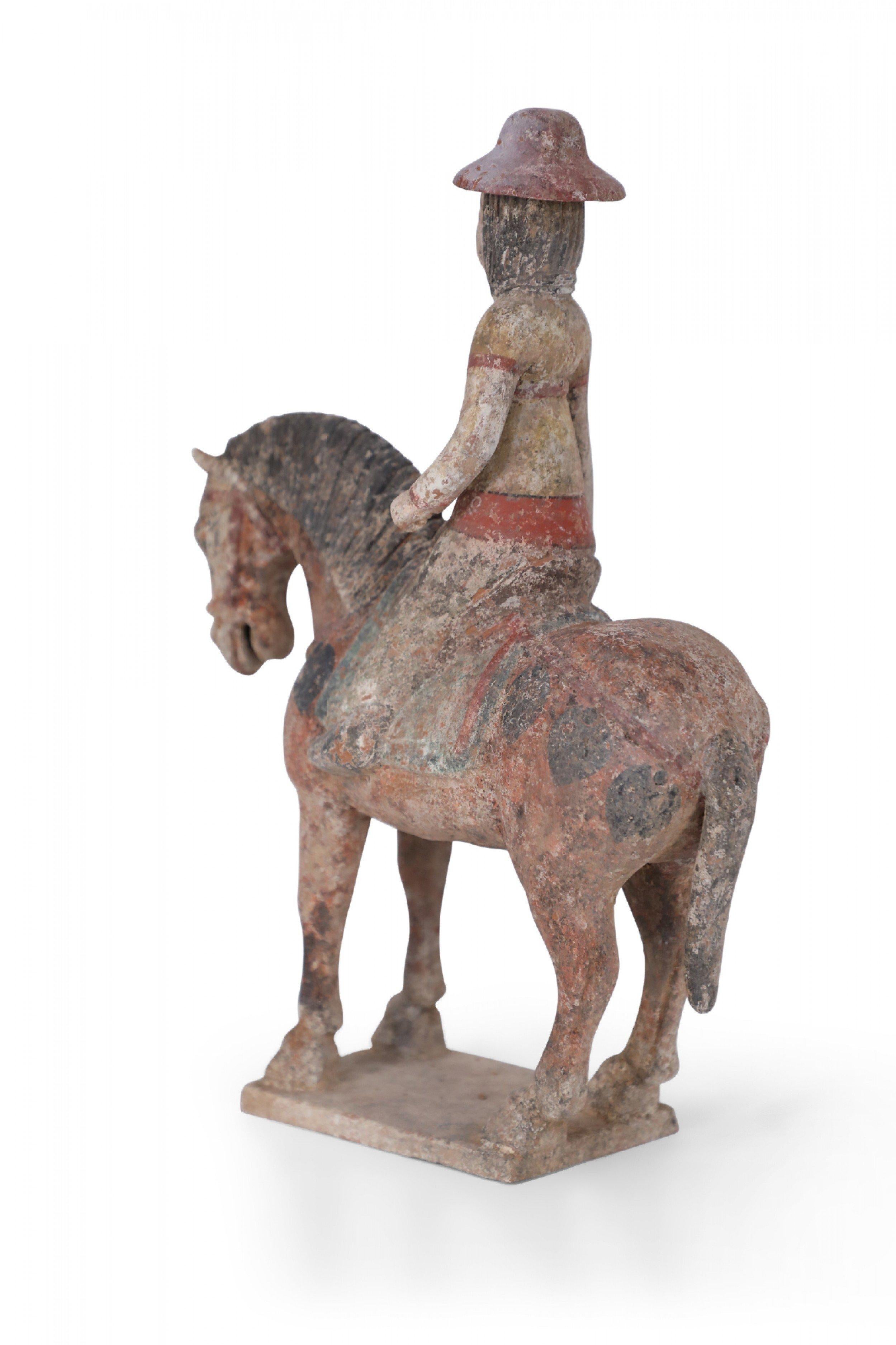 Figure de cheval en terre cuite de style dynastie chinoise Tang avec écusson d'équitation Bon état - En vente à New York, NY
